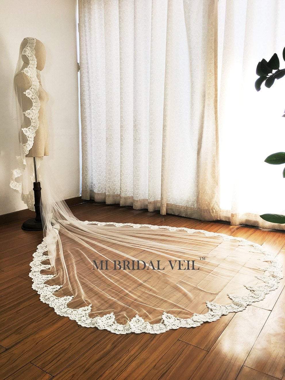 Elegant Mantilla Cathedral Wedding Veil with Beaded Edwardian Vintage Lace - Perfect for Bridal Gowns & Formal Weddings