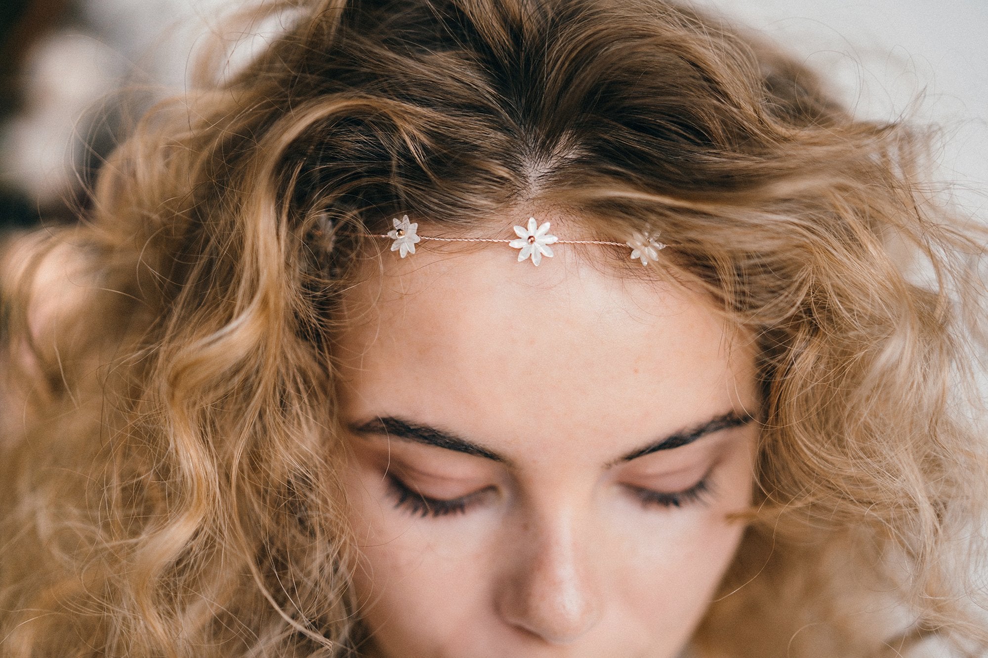 Daisy Flower Wedding Headband for Bride – Elegant Floral Hair Accessory for Bridal, Bridesmaids, and Special Occasions