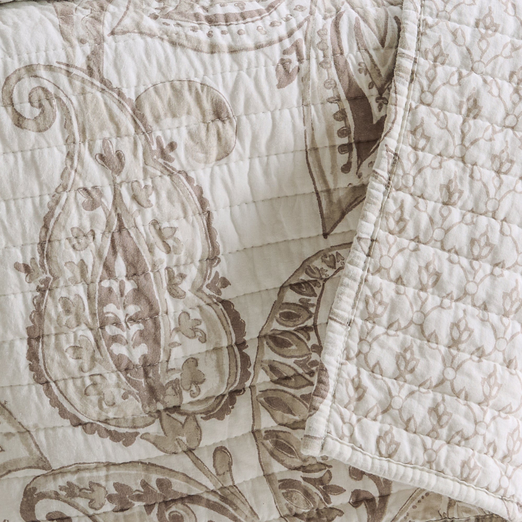 Bennett Quilted Throw Blanket - Soft Cozy Lightweight Bedspread for Couch, Sofa & Bed - Perfect for Home Decor, Gift Giving and Winter Warmth