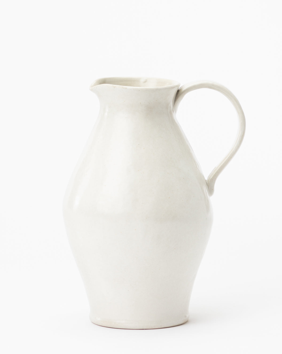 Premium White Ceramic Pitcher - Elegant & Durable for Home, Kitchen & Dining - Perfect for Serving Water, Juice, Milk & More - Ideal for Parties, Restaurants & Everyday Use