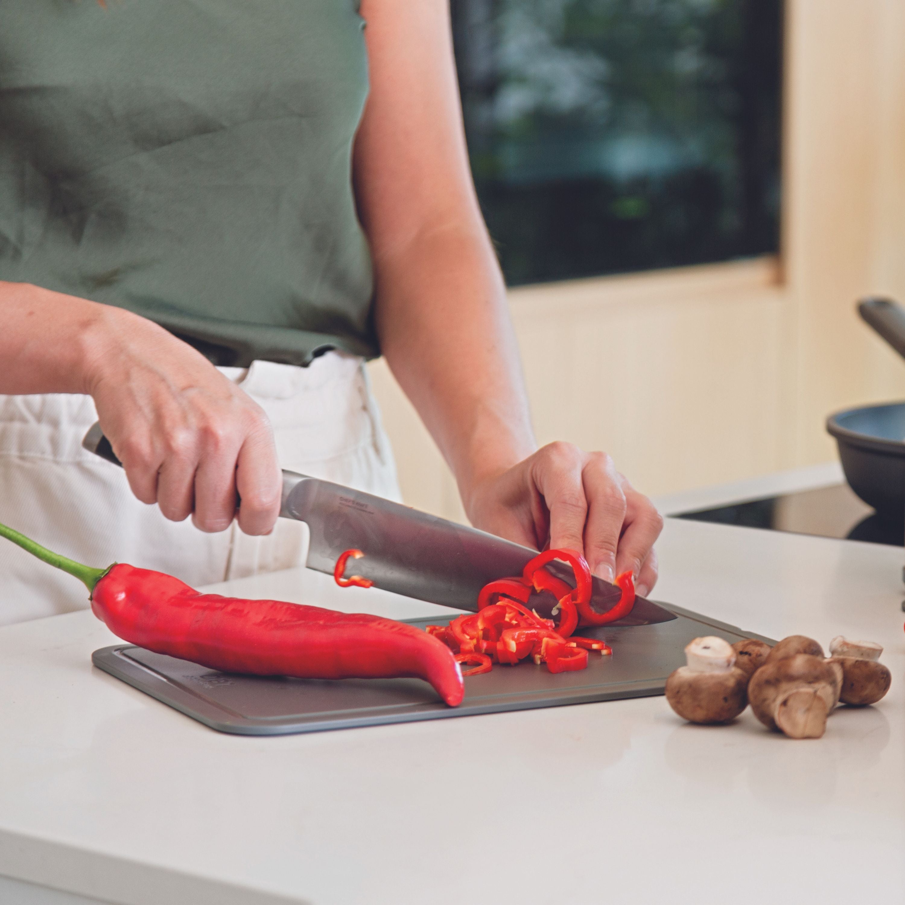 BergHOFF Leo Legacy 8-Inch Stainless Steel Chef's Knife - Professional Kitchen Knife for Slicing, Dicing & Chopping - Perfect for Home Cooks & Chefs