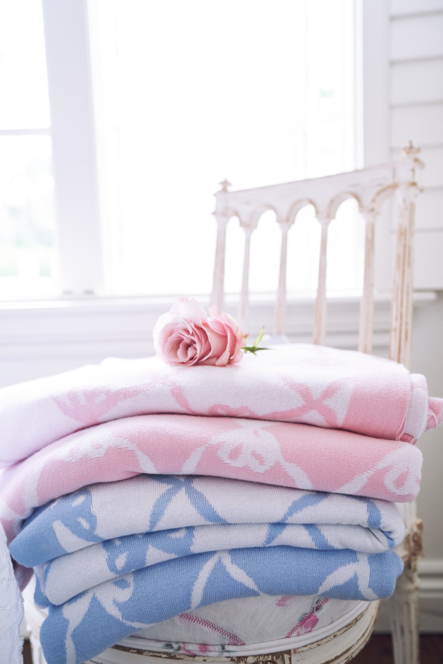 Soft Pastel Pink Bow Throw Blanket - Cozy & Stylish Knitted Blanket for Bed, Couch, Sofa - Perfect for Gifts, Home Decor, and Relaxing Evenings