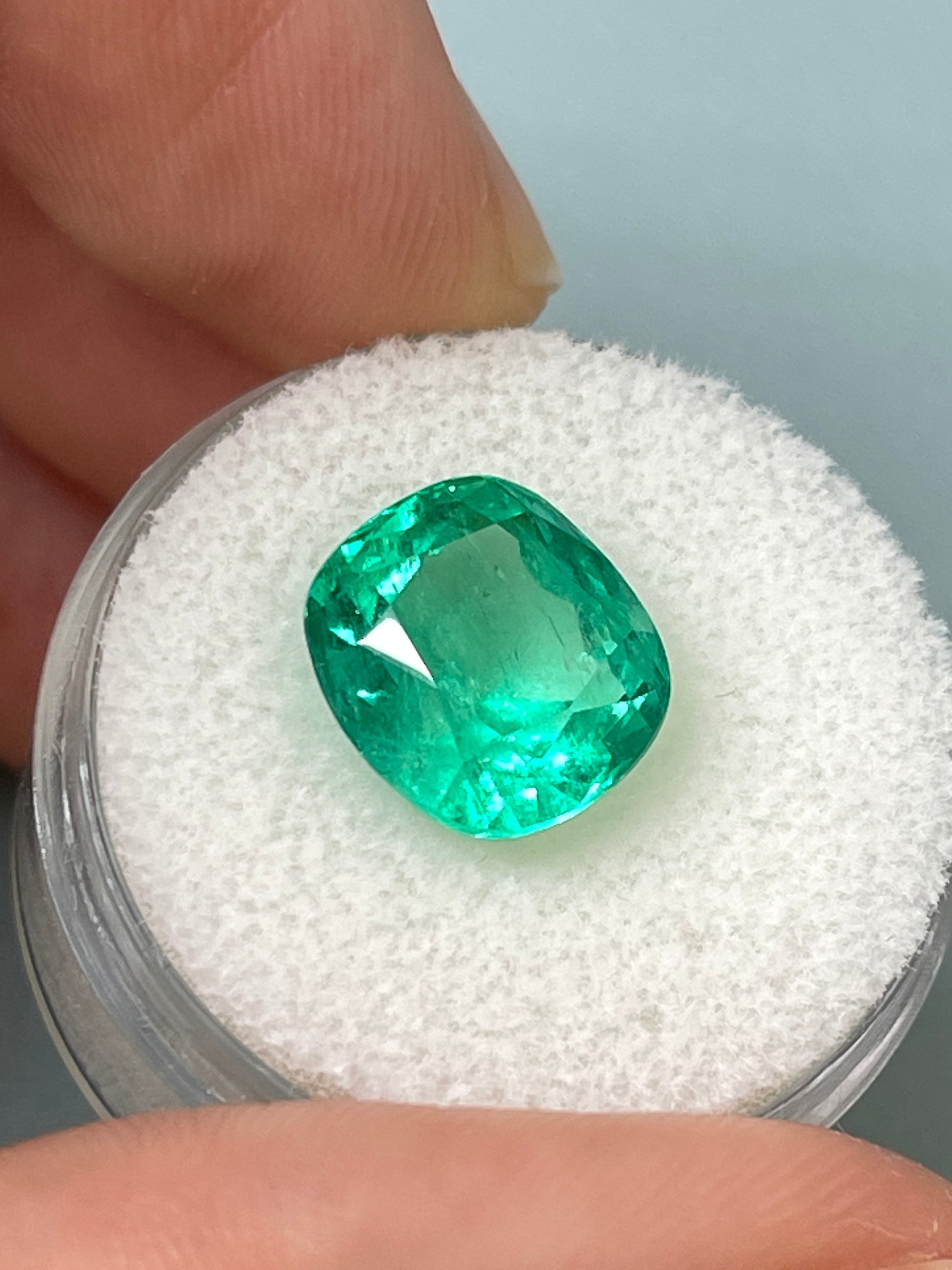 5.72 Carat Vivid Bluish Green Natural Colombian Emerald - 11.2x10mm Cushion Cut Loose Gemstone for Jewelry Making, Engagement Rings & Luxury Collections