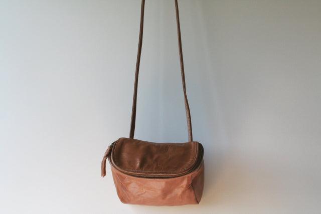 Professional Camera Bag for Photographers - Durable & Stylish Tan Shoulder Bag - Perfect for DSLR, Mirrorless Cameras & Accessories - Ideal for Travel, Wedding & Outdoor Photography