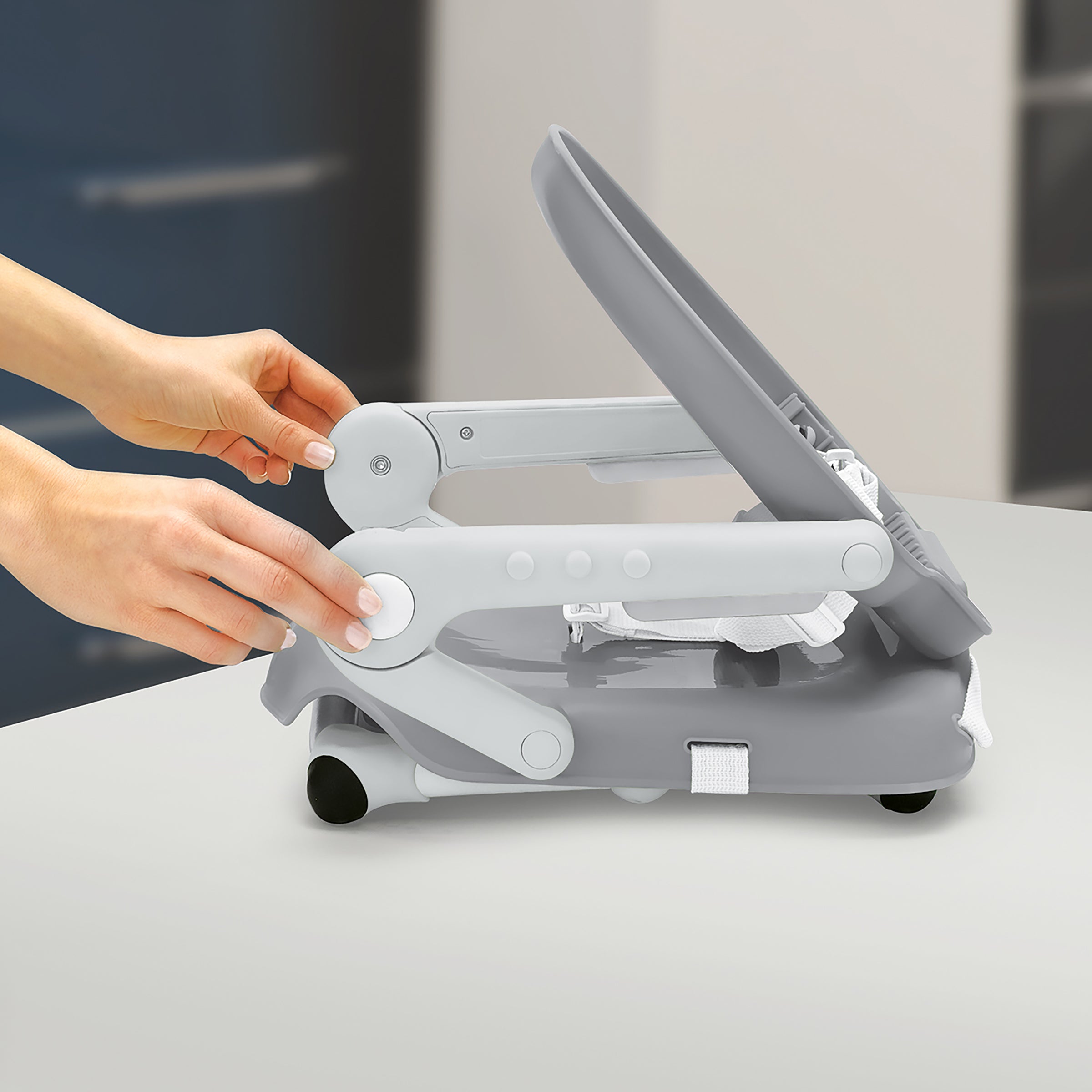 Chicco Pocket Snack Portable Booster Seat for Toddlers - Lightweight Travel High Chair for Babies & Kids - Perfect for Restaurants, Road Trips & Outdoor Dining