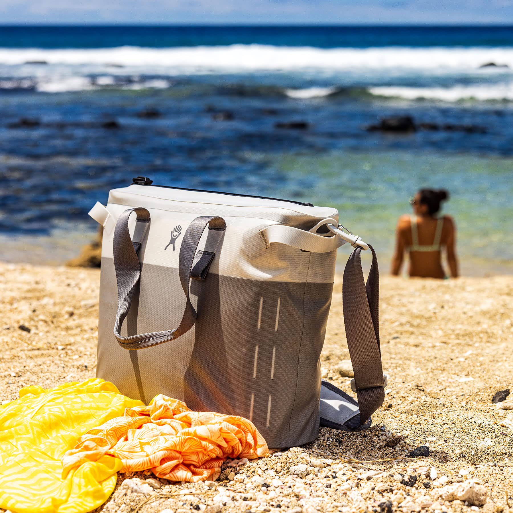 Hydro Flask Day Escape Soft Insulated Cooler Bag - Lightweight Leakproof Lunch Box for Picnics, Beach & Outdoor Adventures | Keeps Food & Drinks Cold for Hours