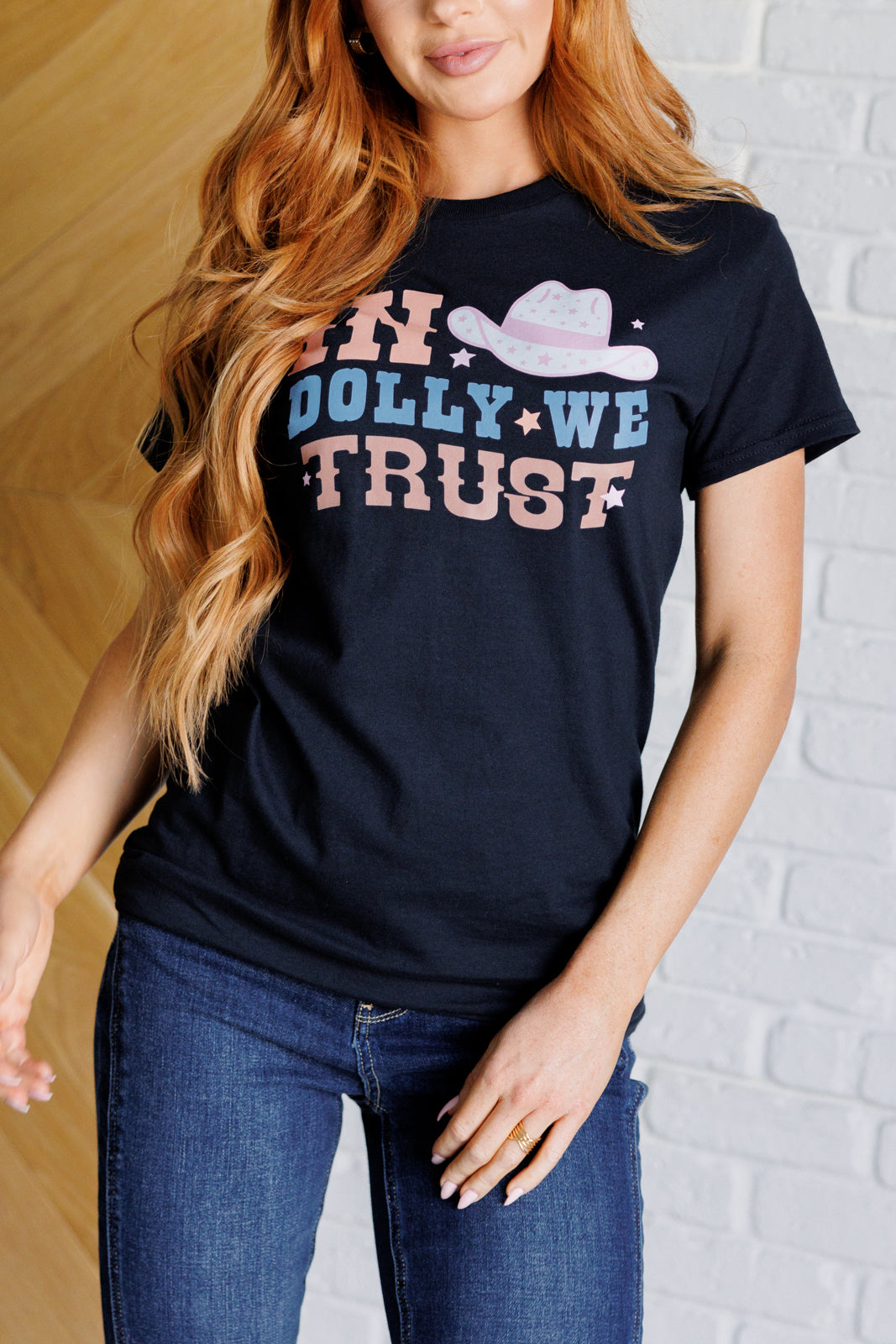 In Dolly We Trust Graphic Tee - Vintage Inspired Country Music T-Shirt for Women - Perfect for Concerts, Festivals & Casual Wear