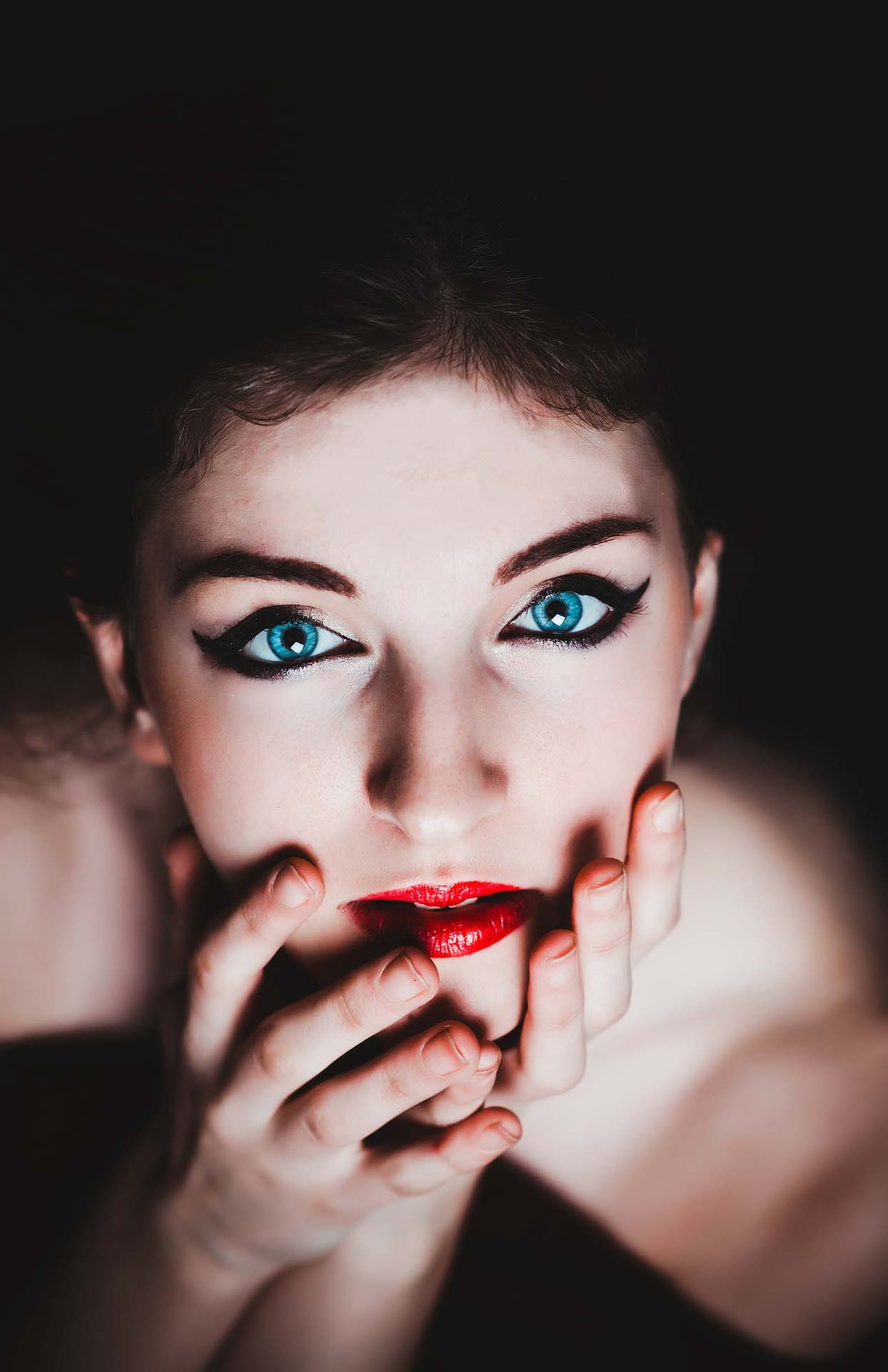 Long-lasting Volumizing Cake Mascara for Natural Lash Extension Look - Waterproof & Smudge-proof - Perfect for Daily Wear, Special Occasions & Professional Makeup Artists