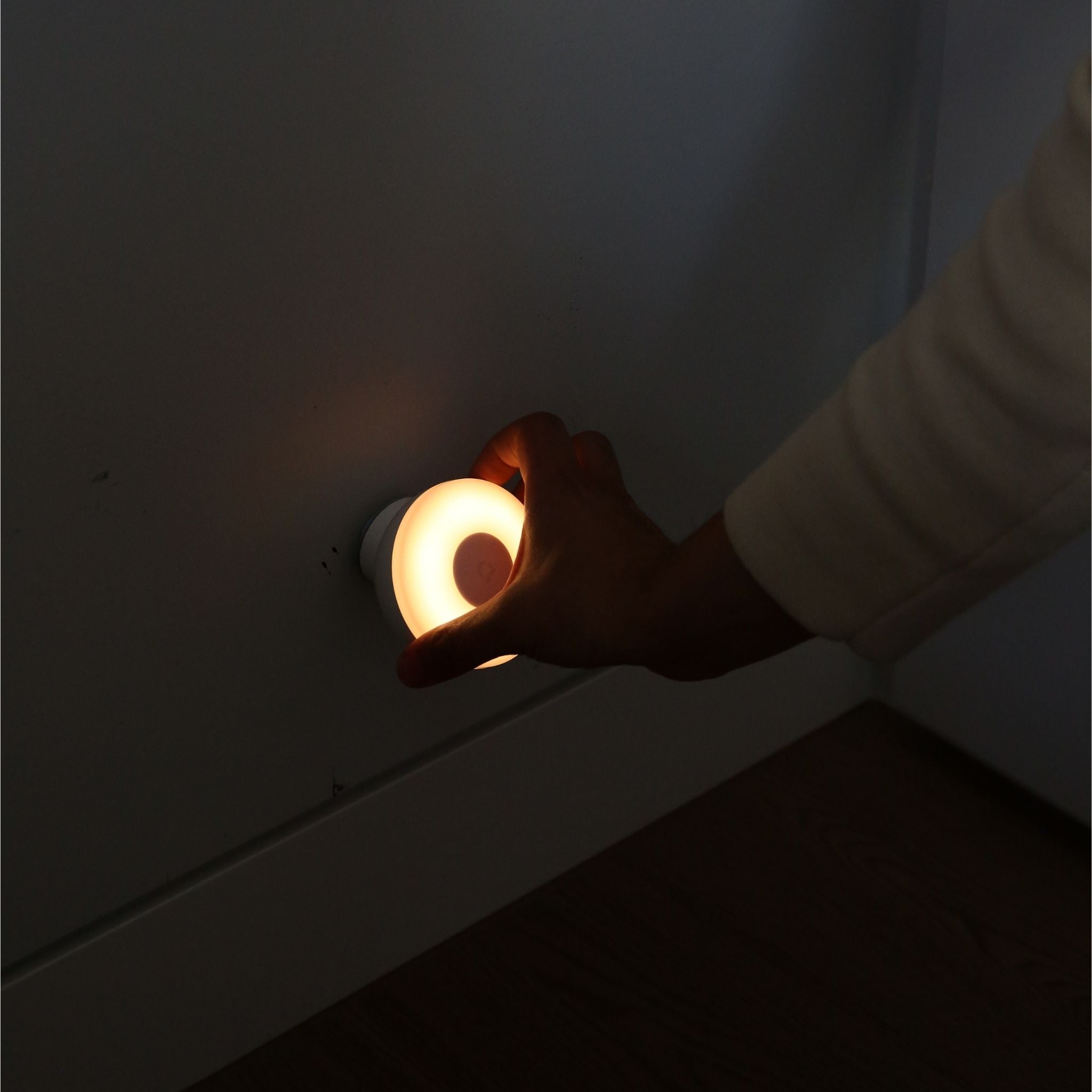 DESIGNSTUFF Motion Sensor Night Light - Battery Operated, Wireless LED Nightlight for Bedroom, Hallway, Bathroom - Auto On/Off, Soft White Glow for Safe Night Navigation