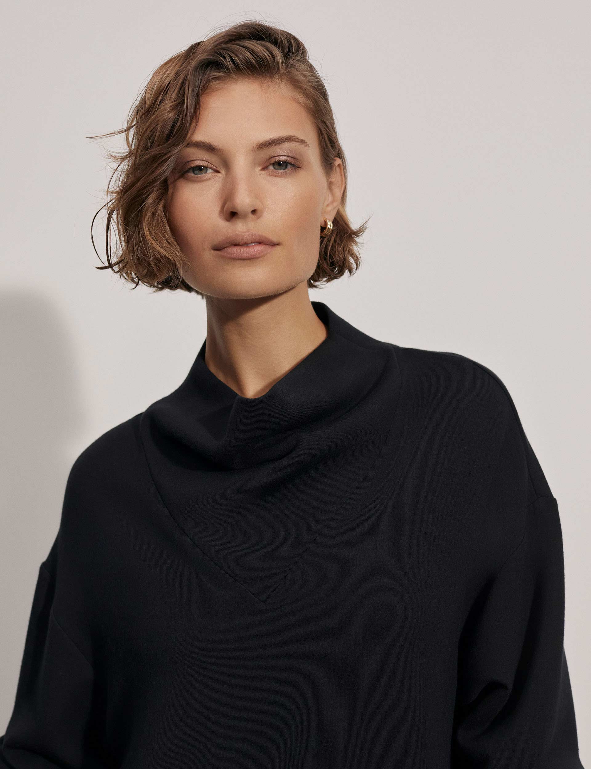 Betsy Sweat Black - Stylish and Comfortable Women's Sweatshirt for Casual Wear, Gym, and Outdoor Activities