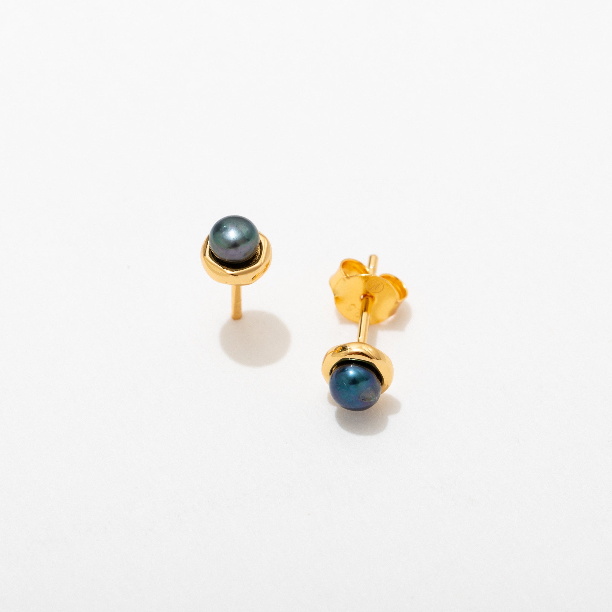 Black Pearl Bezel Stud Earrings for Women – Elegant Pearl Jewelry for Parties, Weddings & Special Occasions