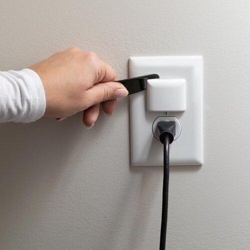 Qdos StayPut Single Outlet Plug - Secure Wall Outlet Cover, Child Proof Electrical Socket Protector, White - Perfect for Baby Proofing Homes, Offices & Nurseries