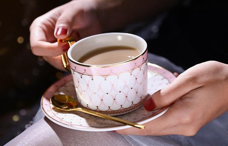 Elegant Porcelain Coffee Cups with Gold Trim - Set of 2 Latte Mugs & Saucers, British Style Tea Cups in Gift Box - Perfect for Afternoon Tea, Coffee Breaks & Gifting