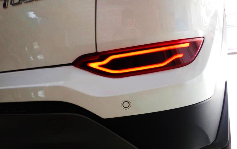 iJDMTOY JSR Style Red LED Bumper reflector lights - Compatible with 2016-2021 Hyundai Tucson IX35 - Tail lights, Brake lights & Rear fog lamps - Upgrade your car's rear lighting for enhanced safety and style