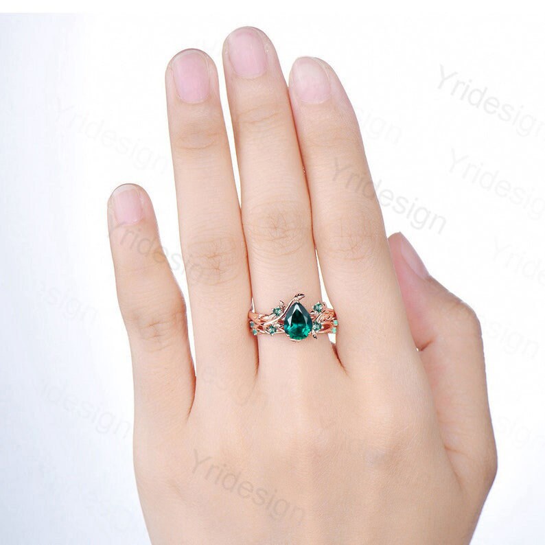 Vintage Emerald Green Crystal Leaf Engagement Ring Set for Women - Nature Inspired Pear Cluster Wedding Band, Unique Bridal Jewelry for Romantic Occasions & Special Events