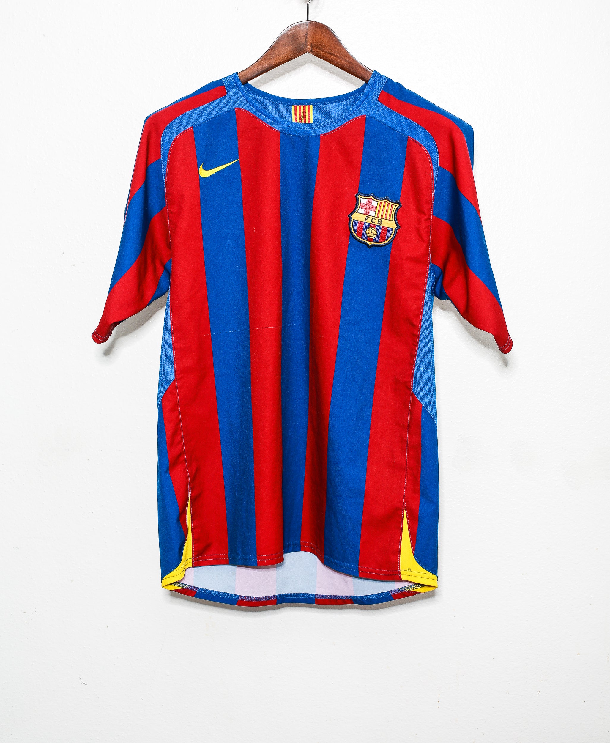 2005 FC Barcelona Home Jersey #10 Ronaldinho - Authentic Soccer Shirt for Fans & Collectors - Perfect for Matches, Gifts & Memorabilia