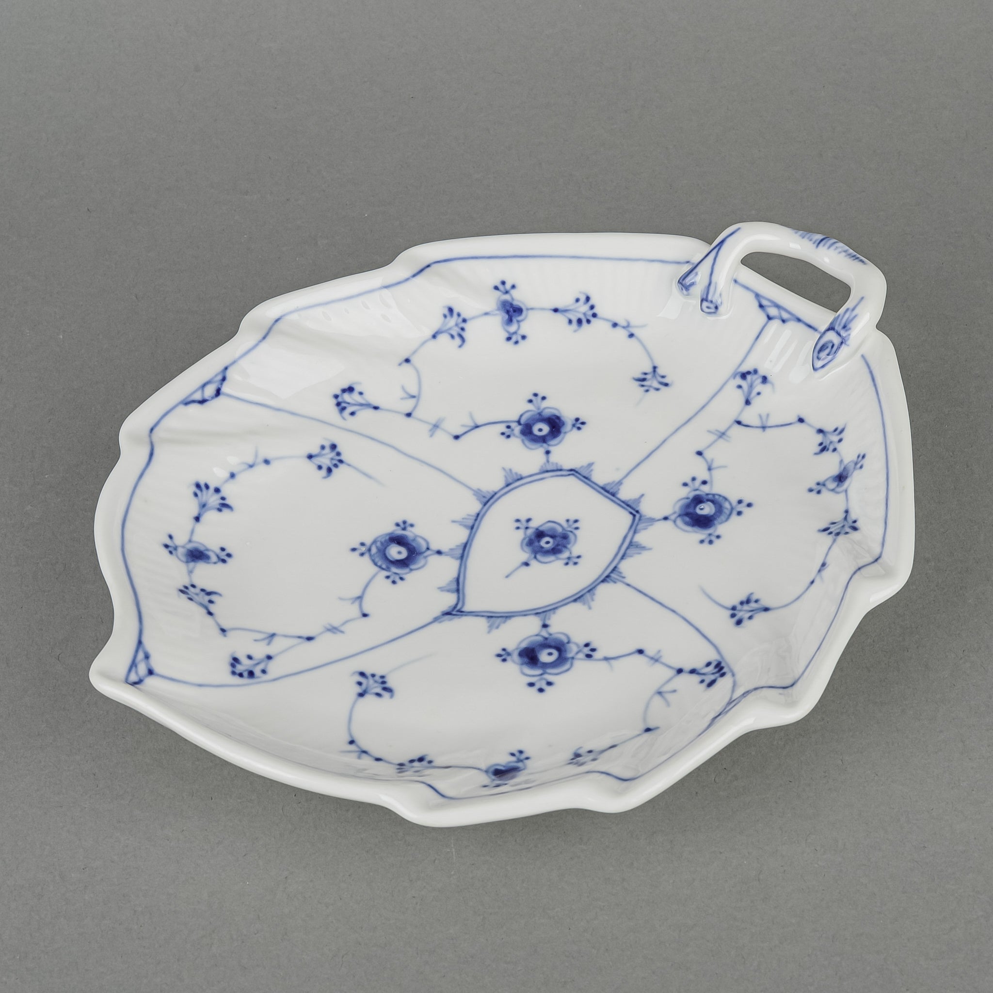 BING & GRØNDAHL Blue Traditional Leaf Dish - Handmade Ceramic Plate for Home Decor, Dining & Gift Giving | Perfect for Serving Appetizers, Desserts or Displaying as Decorative Art