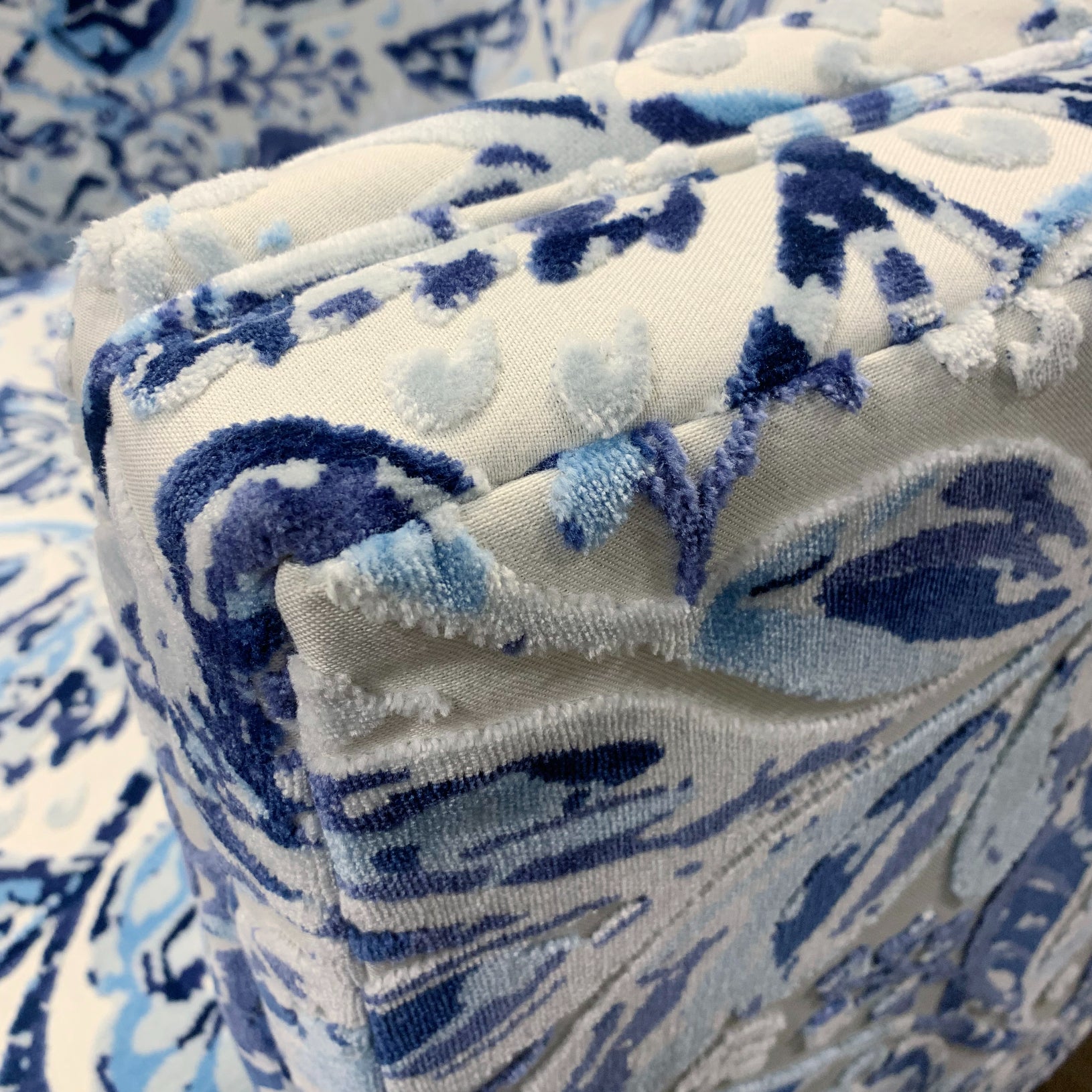 Roundhill Furniture Isla Chenille Oversized Barrel Accent Chair with Arms - Plush Living Room Seating in Lyanna Indigo | Perfect for Cozy Reading Nooks, Lounge Areas & Home Theater Seating