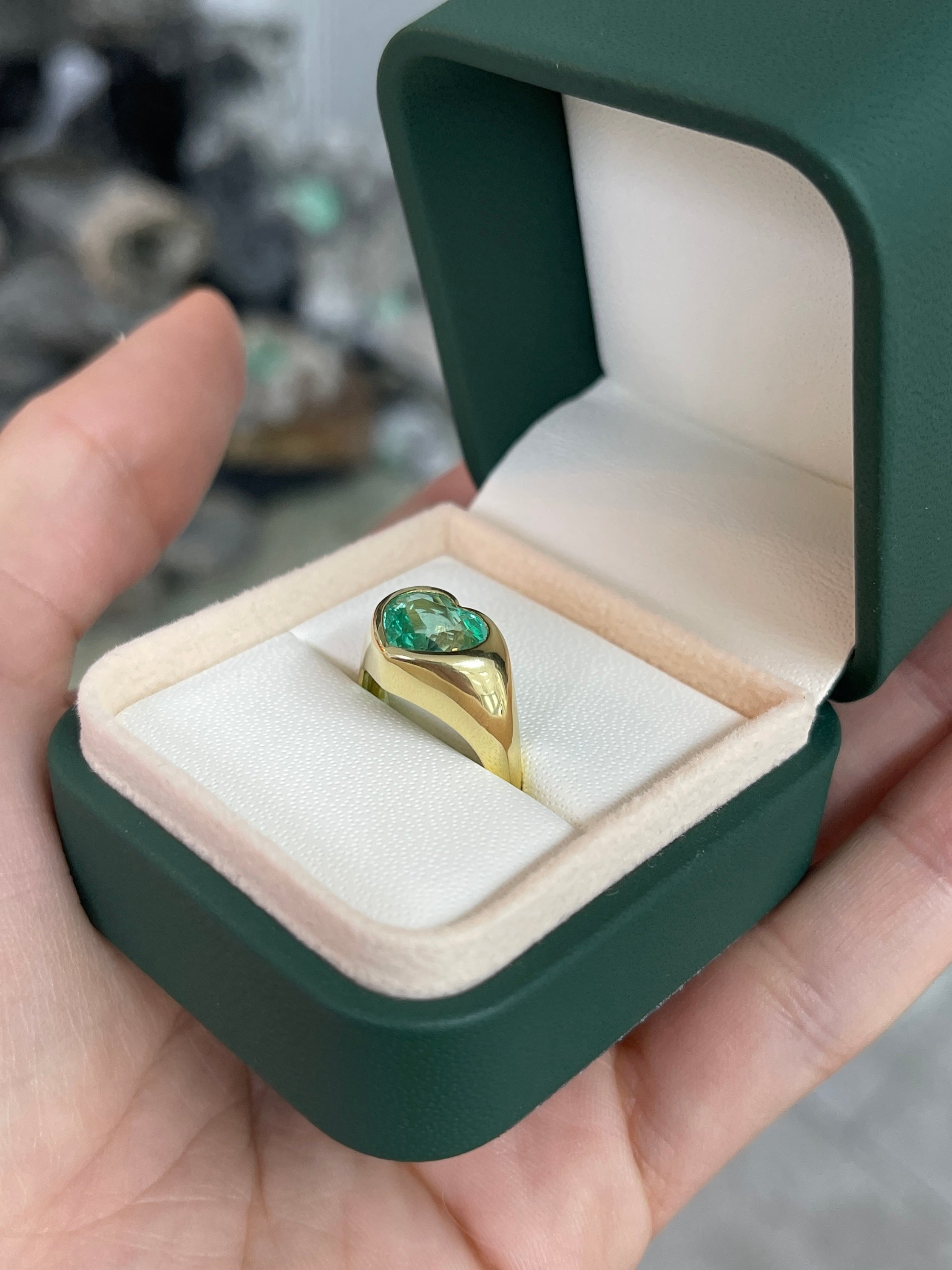2.19ct 18K Gold Heart Cut Colombian Emerald Bezel Solitaire Ring for Men & Women - Perfect for Engagement, Anniversary & Valentine's Day Gifts