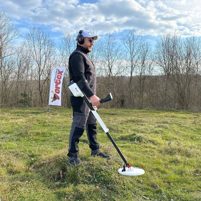 Vertex Quantum VX900 Professional Metal Detector for Treasure Hunting, Gold Prospecting & Beach Searching - Waterproof & High Accuracy