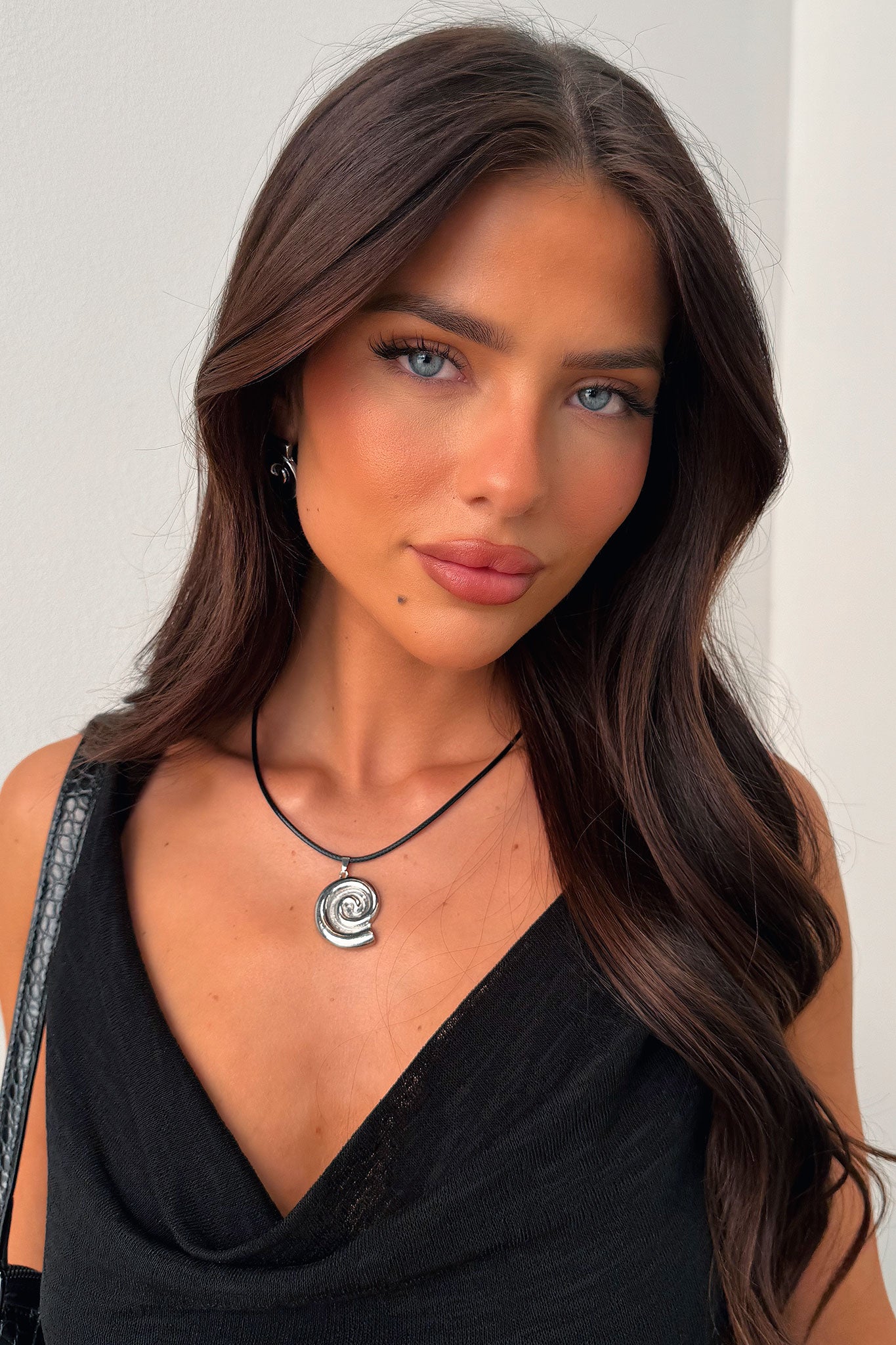 Elegant Silver Cove Necklace for Women - Minimalist Pendant Jewelry Gift for Her - Perfect for Everyday Wear, Date Nights & Special Occasions