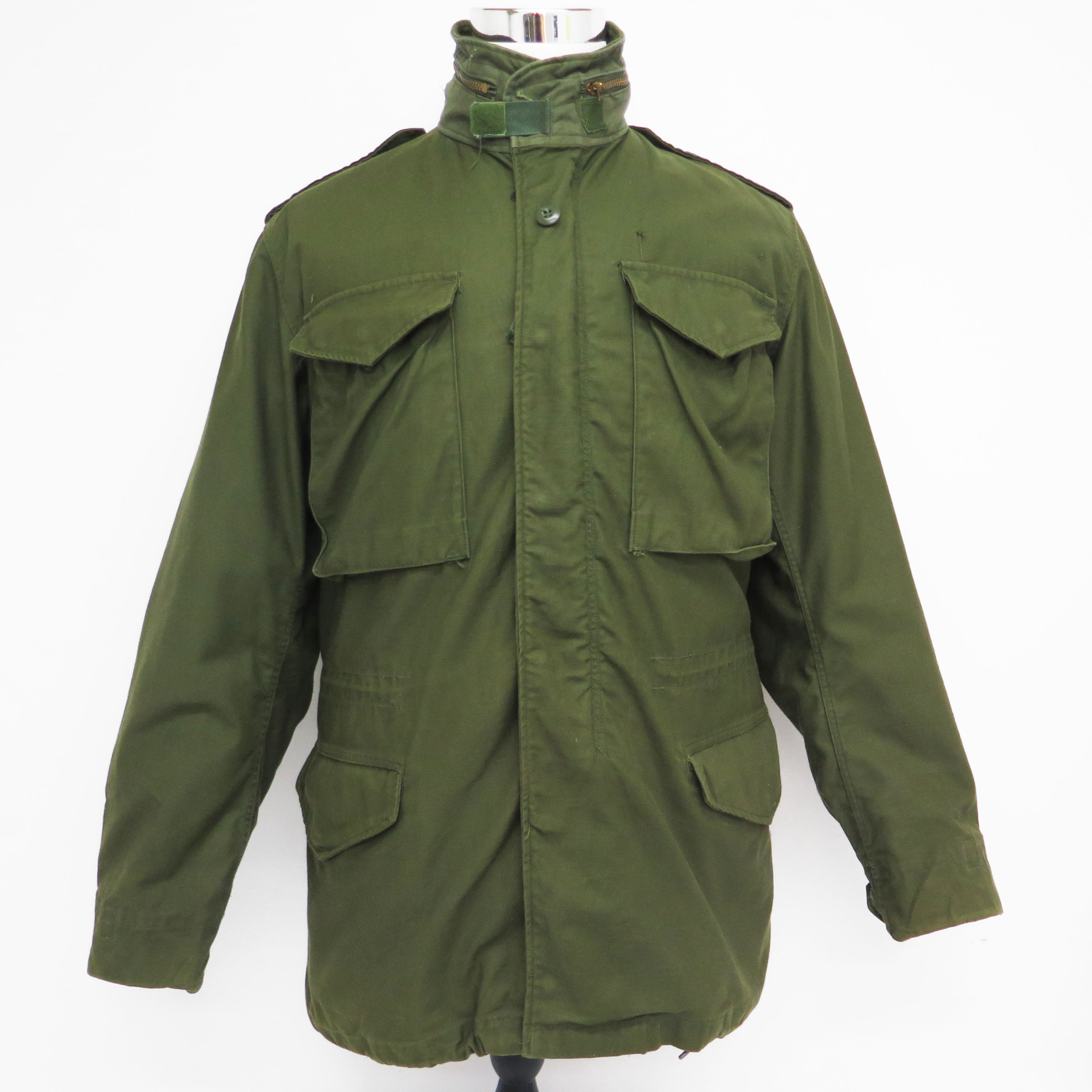 US Army M-1965 M65 Field Jacket - Vintage 1972 Vietnam War Military Jacket - Small Regular Size - Perfect for Outdoor Activities, Reenactments & Collectors