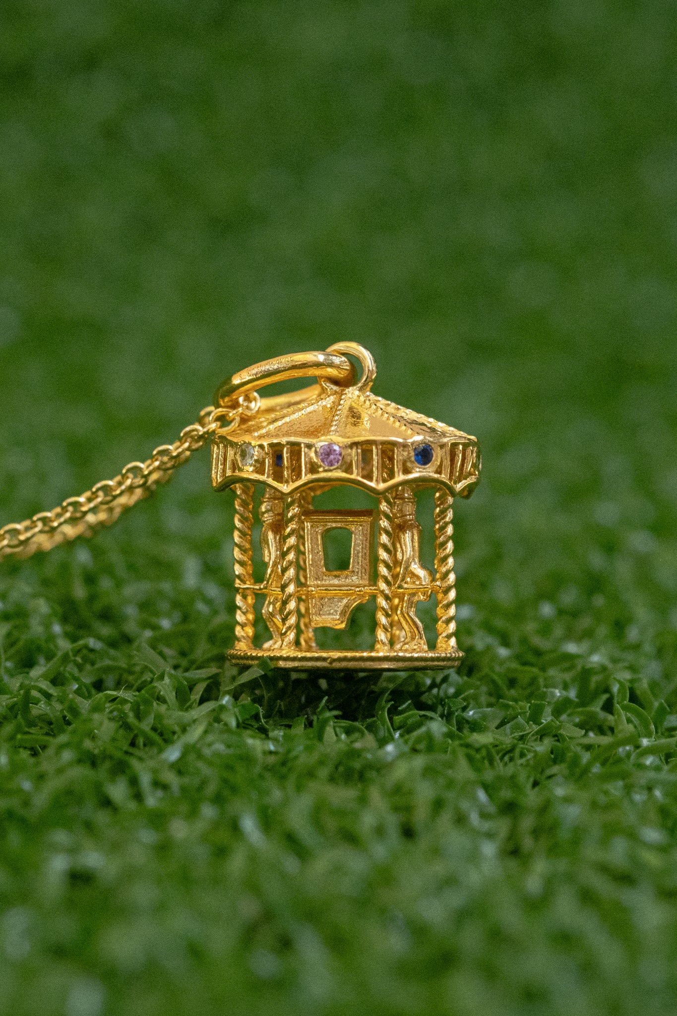 Vintage Merry-Go-Round Pendant Necklace for Women - Handcrafted Carousel Jewelry Gift - Perfect for Birthday, Anniversary & Romantic Occasions
