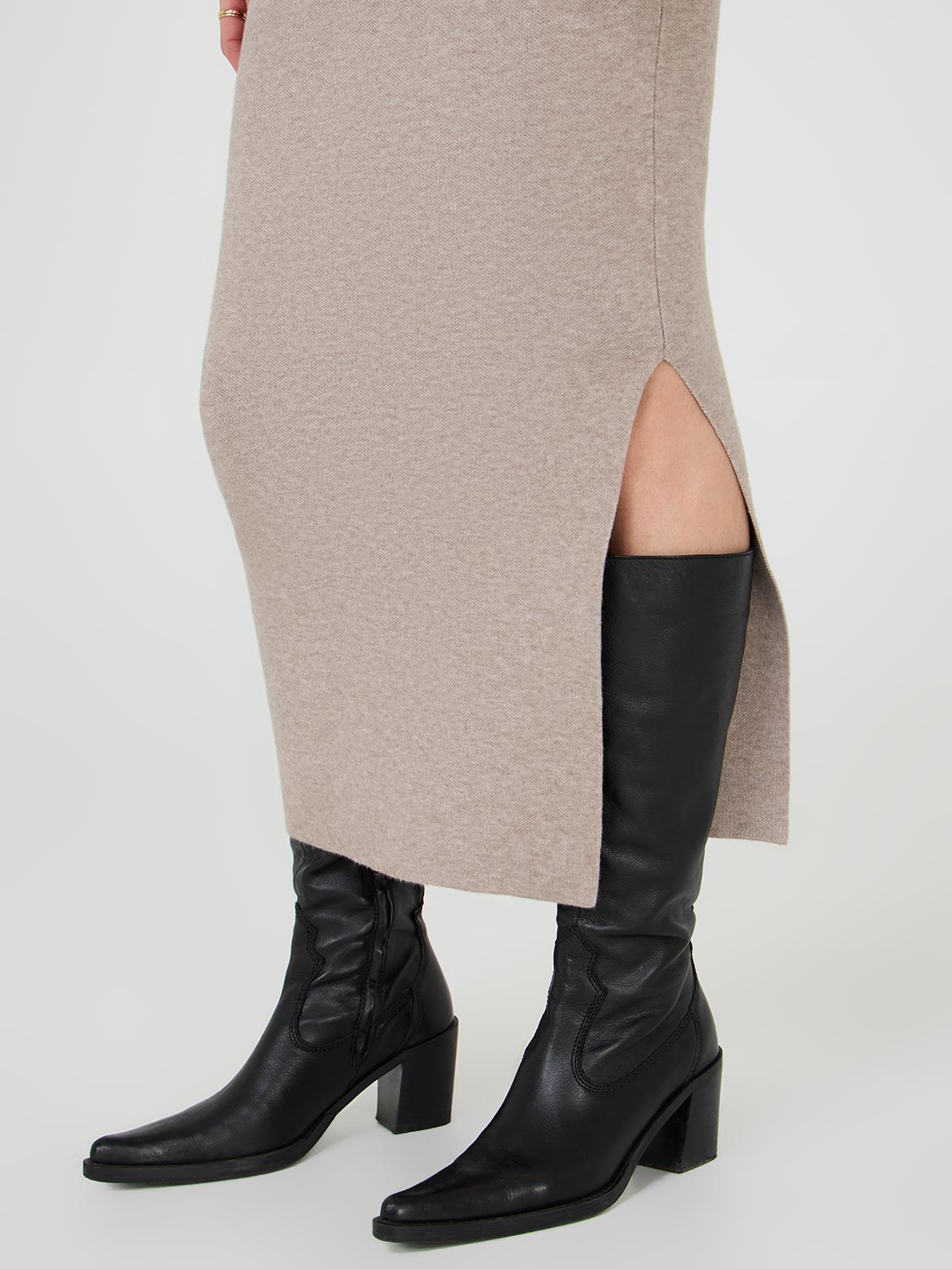 Stylish Sweater Knit Pencil Skirt for Women - Comfortable & Flattering Office Wear & Winter Fashion