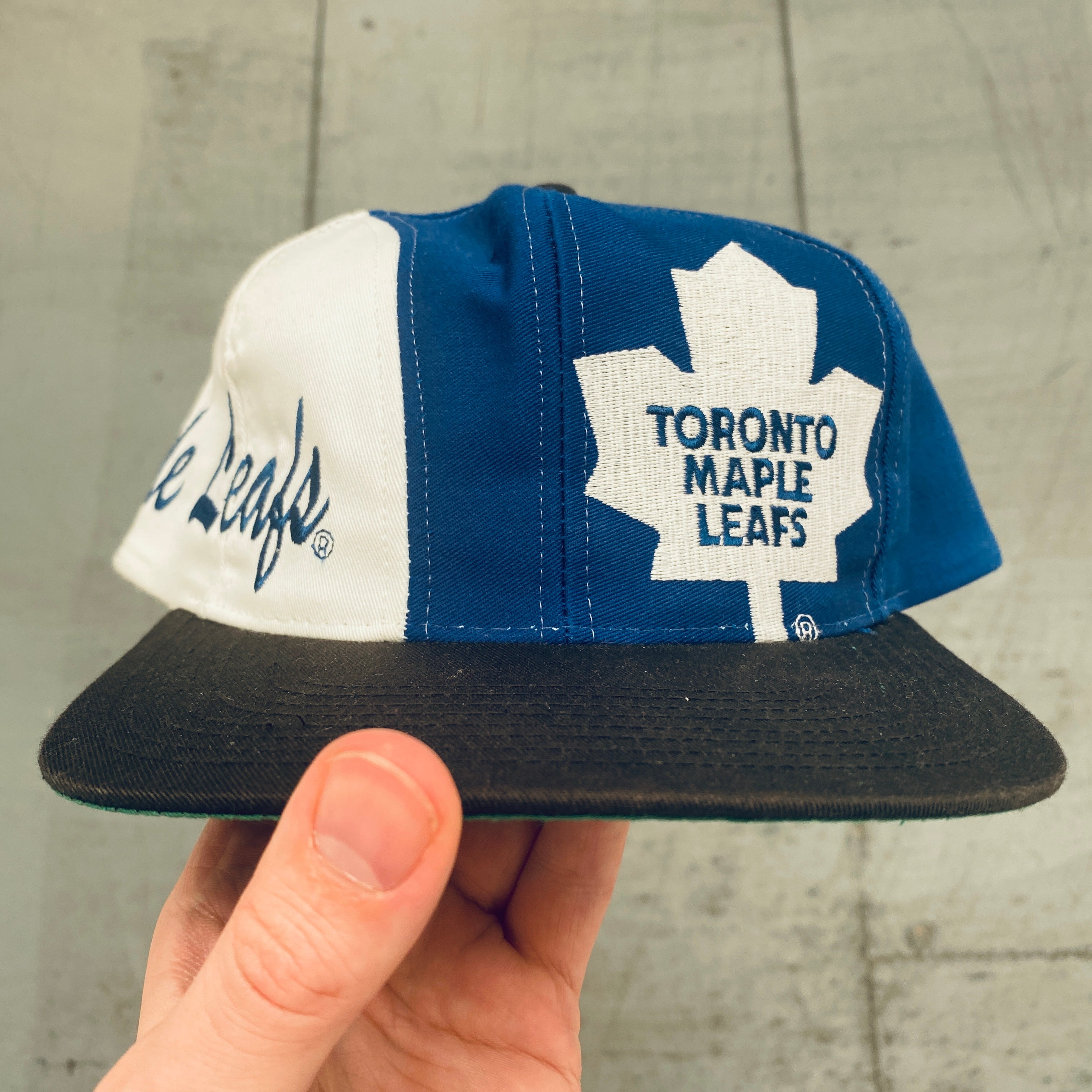 Vintage 1990s Toronto Maple Leafs Logo Embroidered Snapback Hat - Retro NHL Hockey Cap for Fans & Collectors - Perfect for Game Day, Sports Events & Casual Wear
