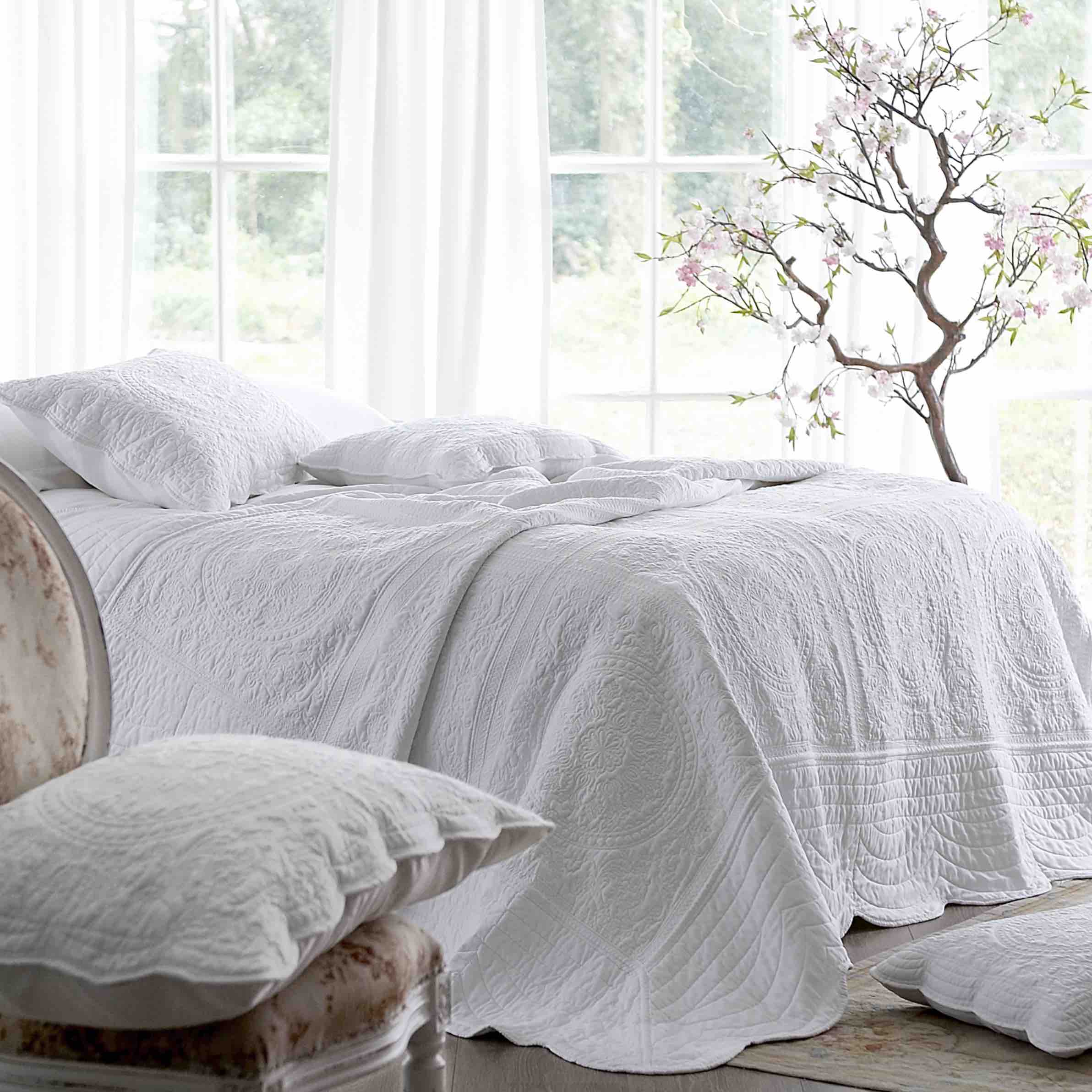 Sashi Athens Bedspread - Queen Size White Cotton Bed Cover - Perfect for Master Bedroom, Guest Room & Hotel Decor