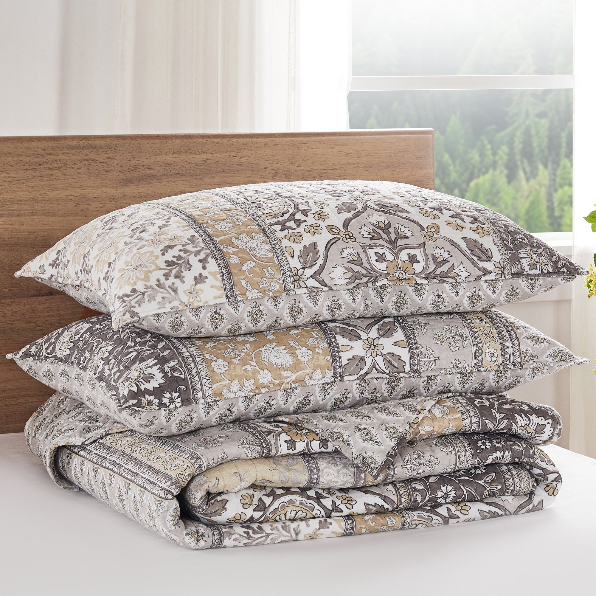 Lirelle Queen Size Quilt Set - Soft Bedding Comforter with Matching Pillow Shams - Luxury Home Decor for Master Bedroom & Guest Room - Perfect for All Seasons