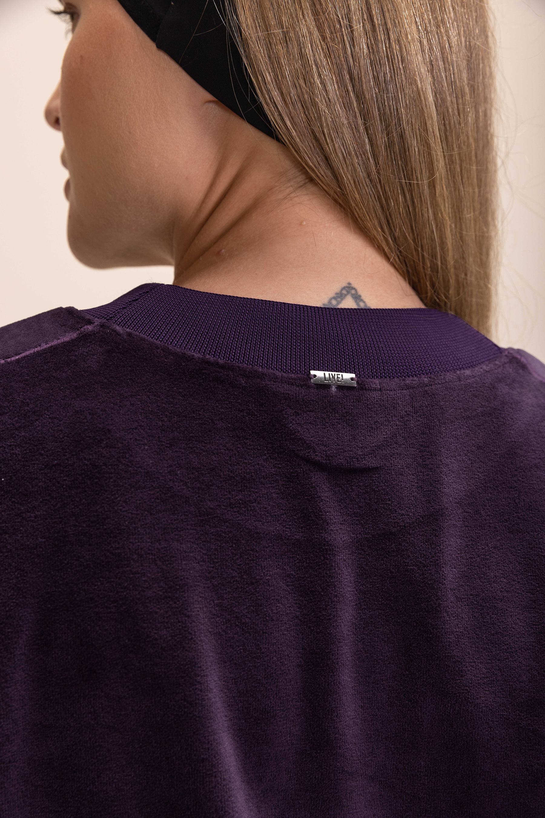 Cozy Frosty Sweatshirt for Women & Men - Soft Fleece Pullover Hoodie for Winter & Fall - Perfect for Casual Wear, Outdoor Activities & Lounge