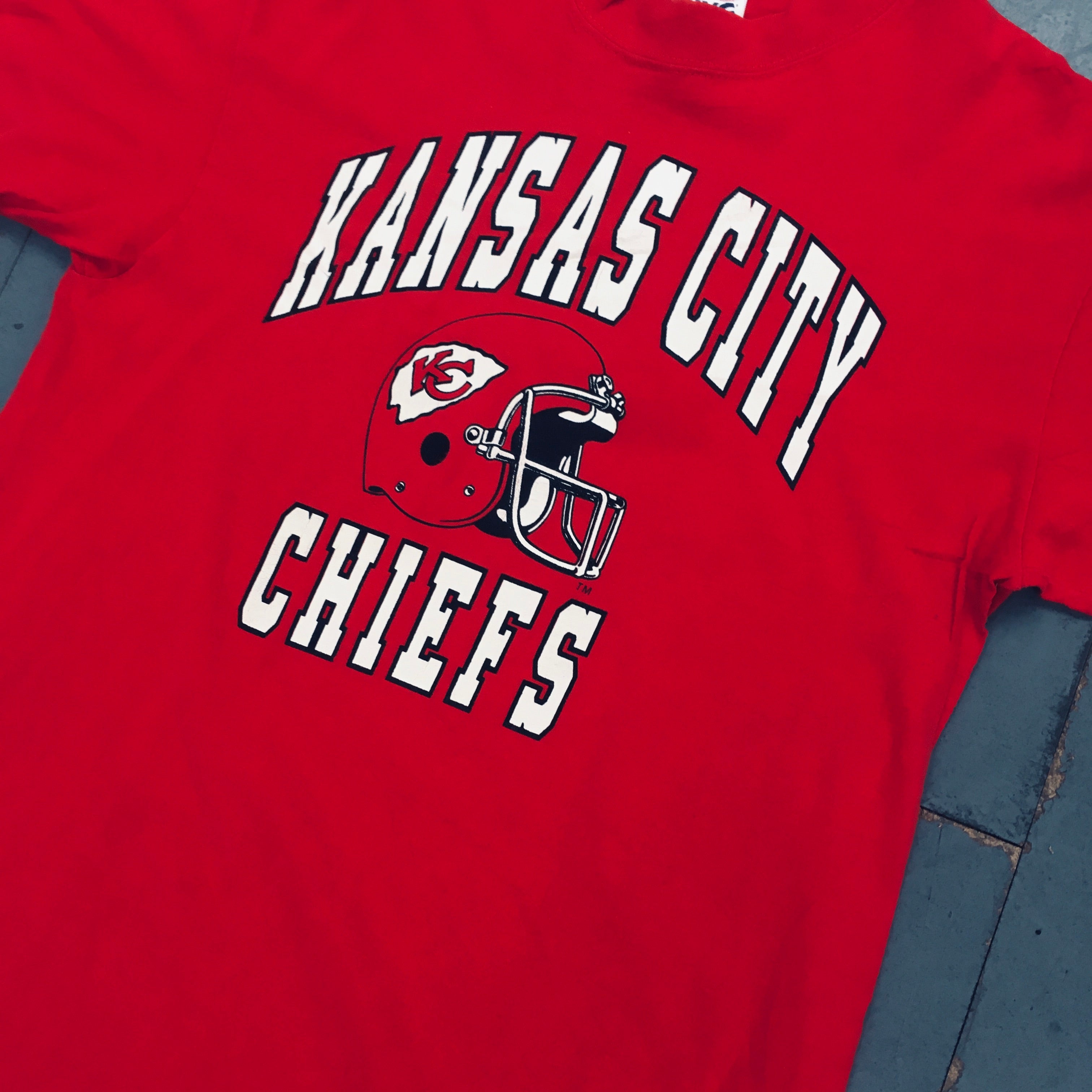 Kansas City Chiefs 1990s Spellout Vintage T-Shirt (Large) – Perfect for Game Day, Tailgating & Retro Sports Fashion