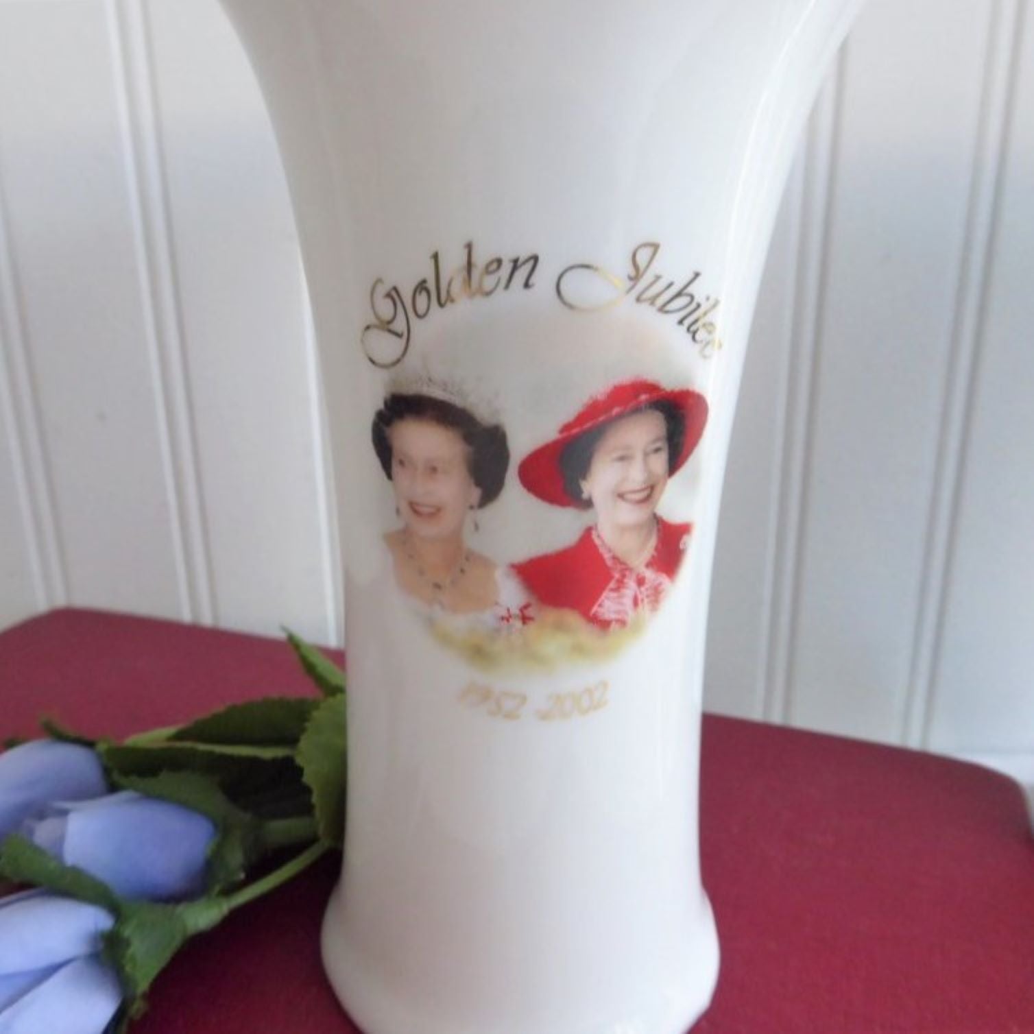 Queen Elizabeth II Golden Jubilee 2002 Commemorative Vase - 50th Anniversary Bone China with Photos - Perfect for Royal Collectors & Home Decor