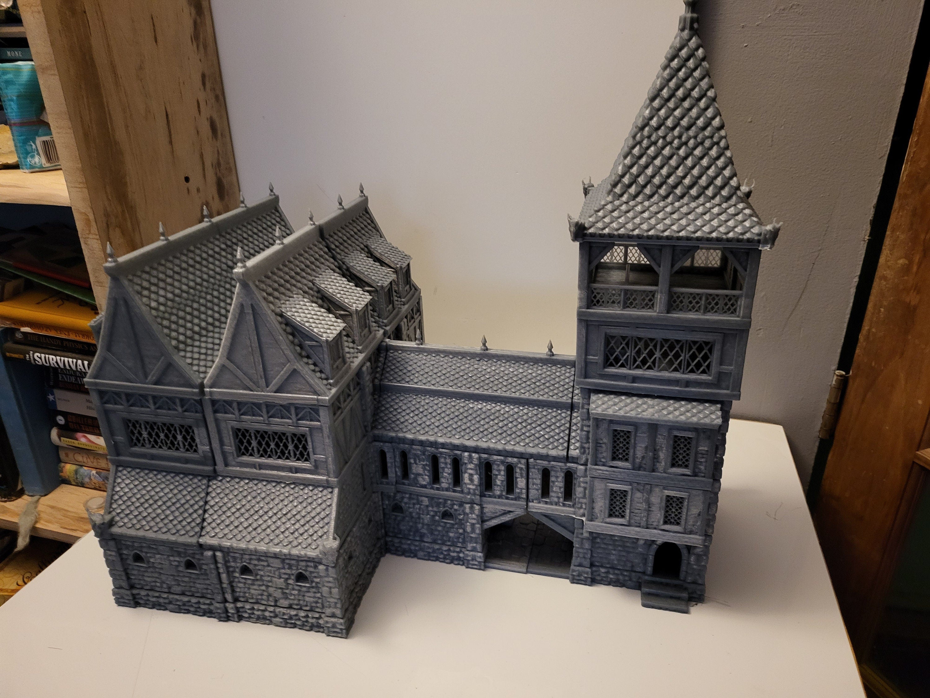 28mm Noble House Terrain for Dungeons & Dragons - The Old Manor Estate Miniature Scenery for RPG Tabletop Gaming