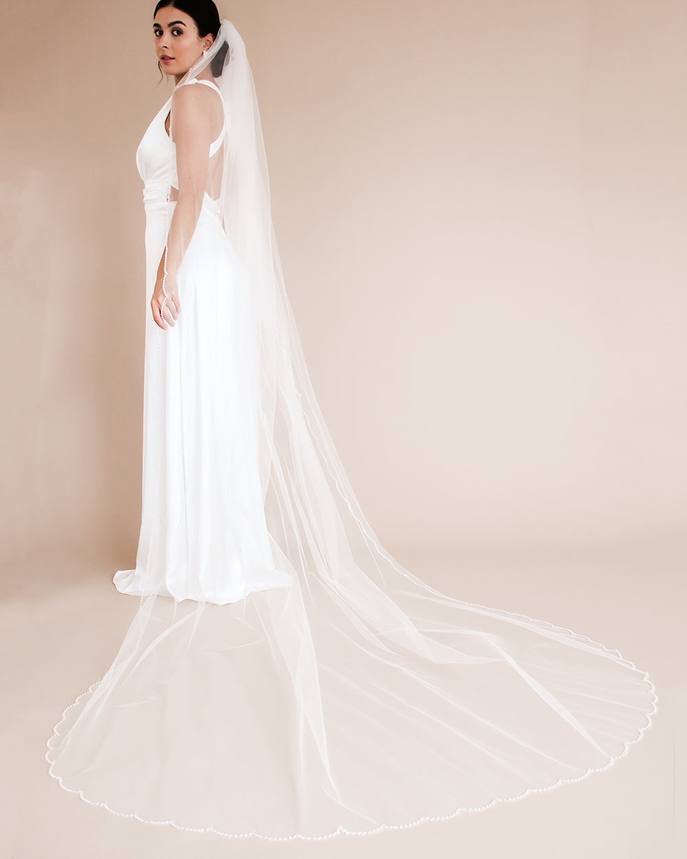 Kelly Scalloped Edge Veil - Elegant Lace Wedding Veil for Brides | Perfect for Church Ceremonies, Outdoor Weddings & Photoshoots