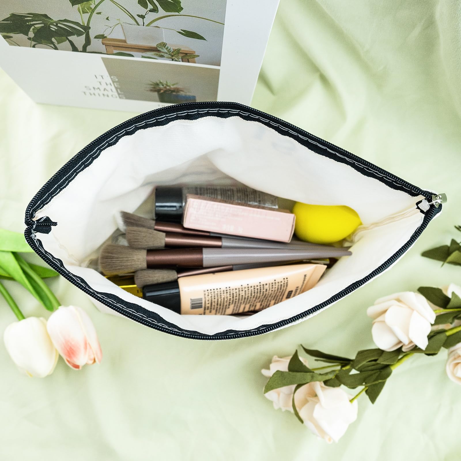 Cute Capybara Makeup Bag for Women - Small Travel Cosmetic Pouch for Purse, Christmas & Birthday Gifts for Girls & Friends - Perfect for Travel, Gym & Daily Organizer