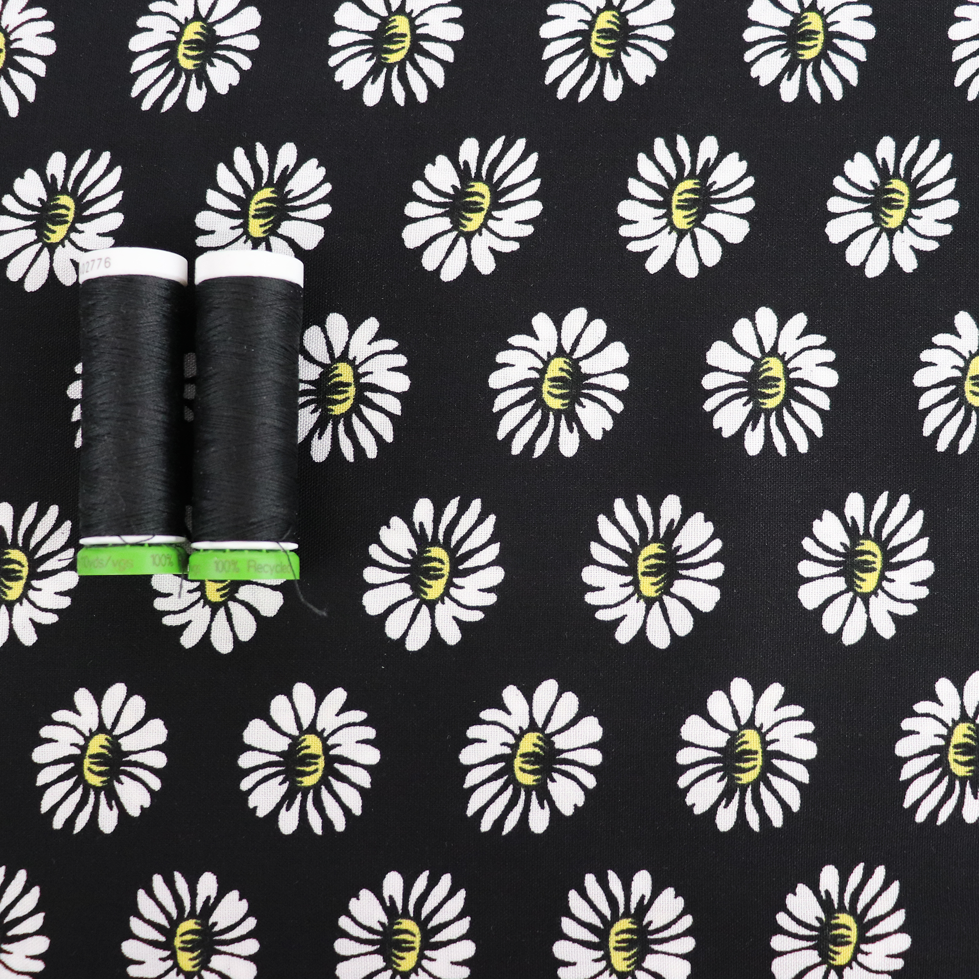 Viscose Lawn Fabric with Daisies Print - Lightweight & Breathable Material for Dresses, Skirts & Summer Clothing