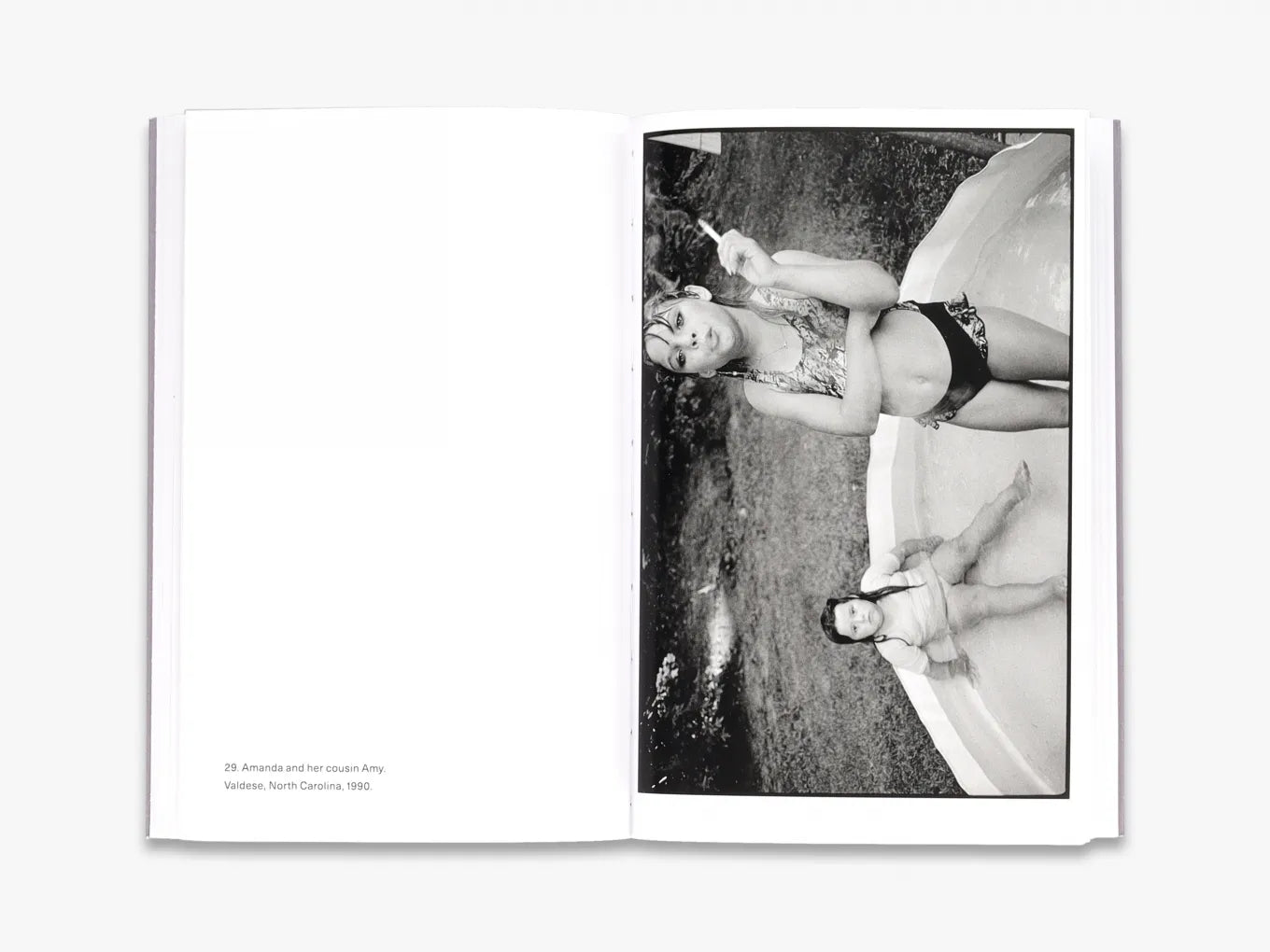 Mary Ellen Mark Photofile - Iconic Photography Book Collection for Art Lovers & Collectors | Perfect for Home Decor, Coffee Table Display & Gift Ideas