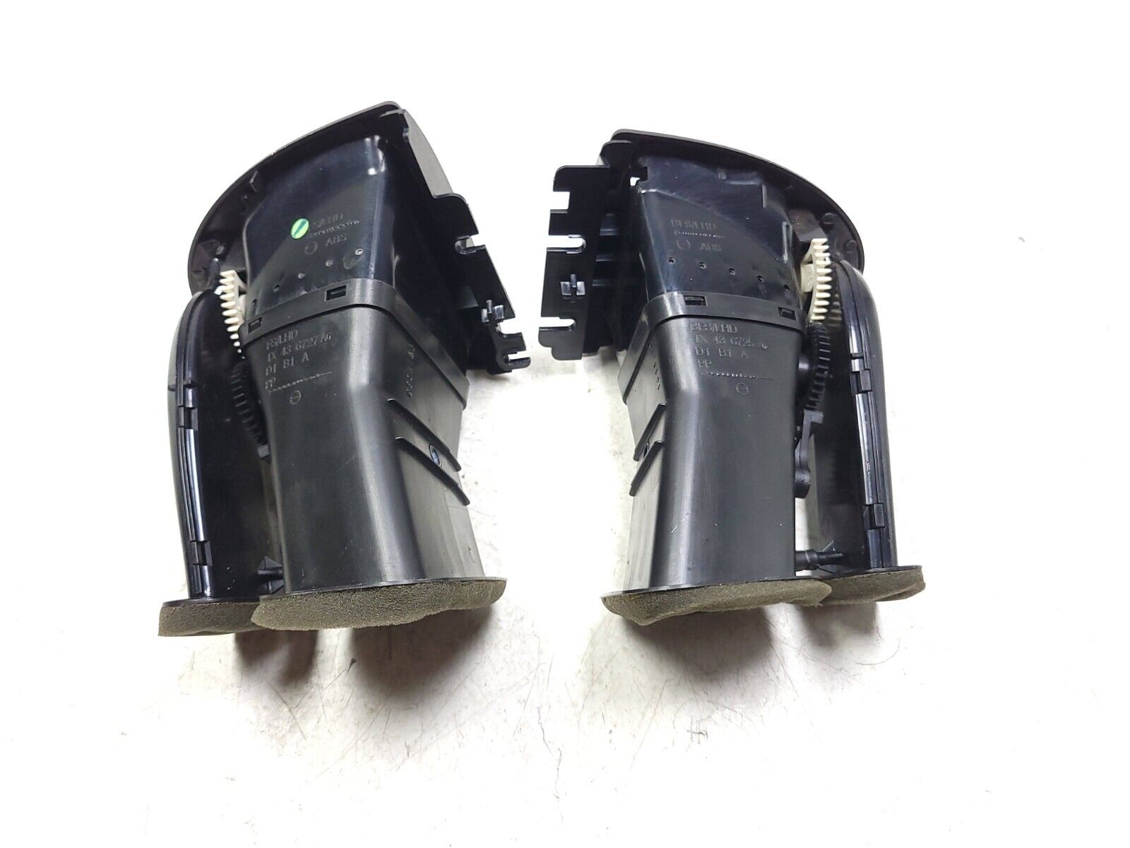 02 08 Jaguar X-Type Dash Air Vent Pair OEM 86k - Genuine Replacement Parts for Car Interior Repair & Climate Control System Upgrade