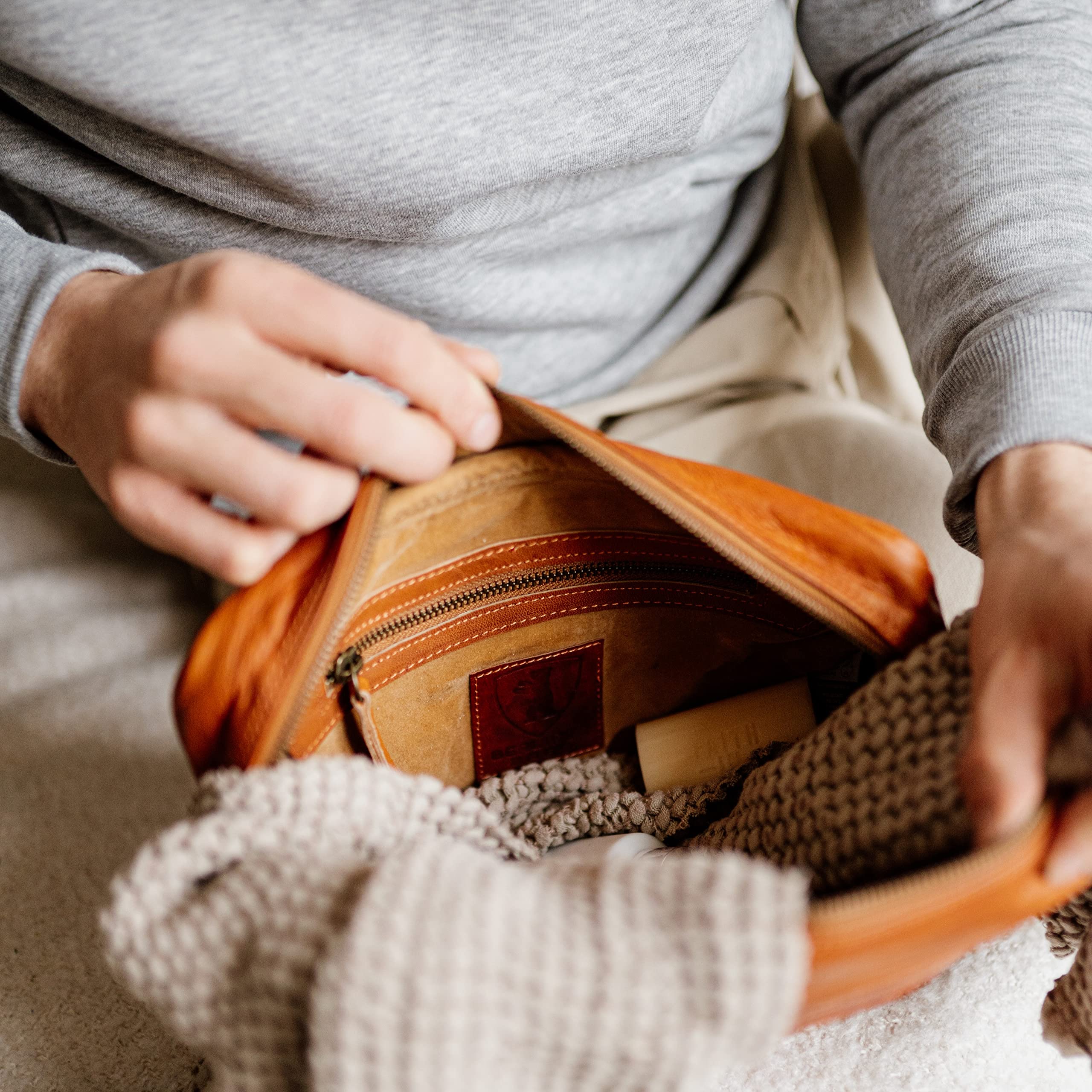 BERLINER BAGS Vintage Leather Toiletry Bag for Men & Women - Brown Cosmetic Travel Case with 1 Compartment | Perfect for Gym, Business Trips & Weekend Getaways