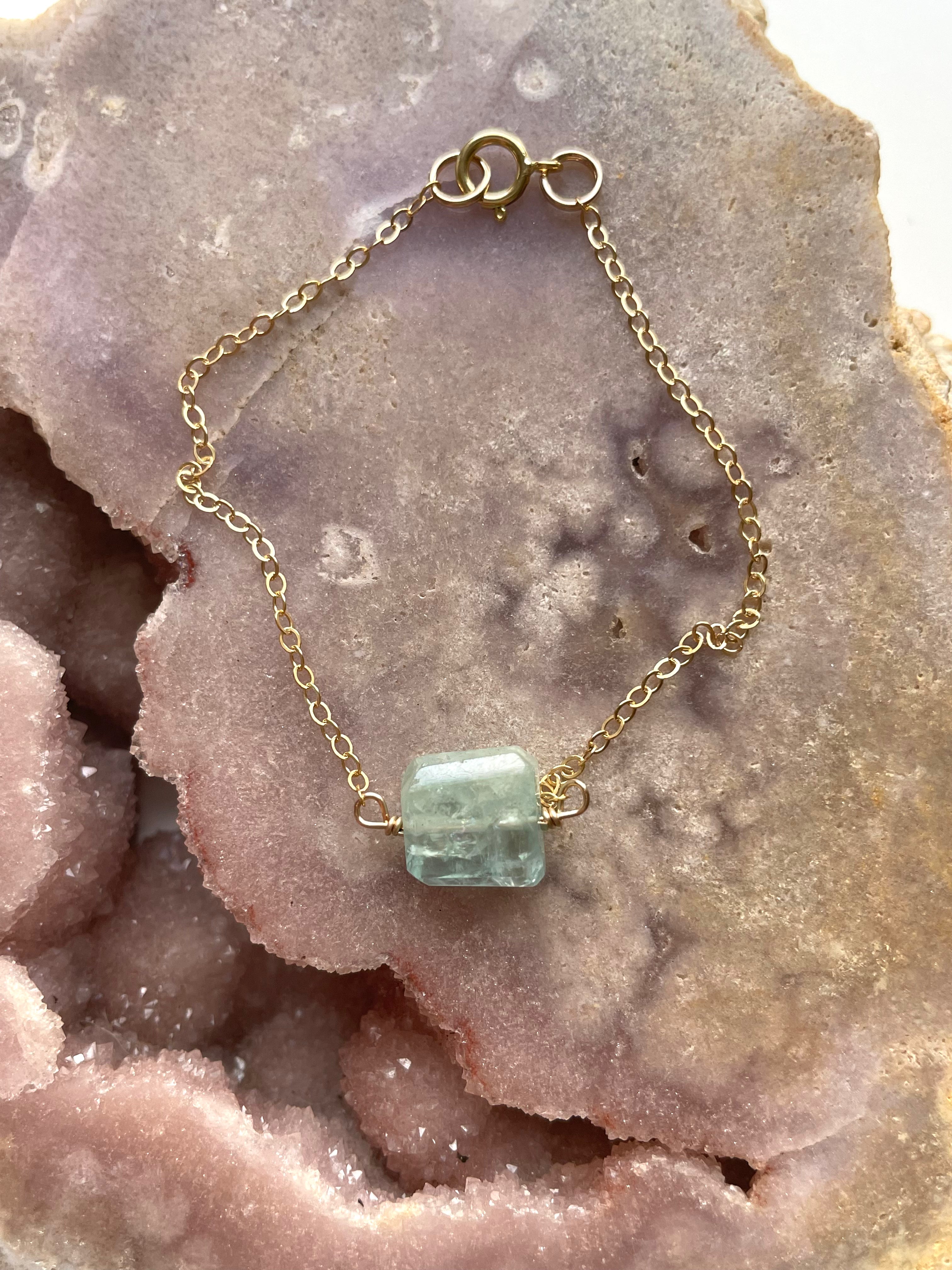 Natural Aquamarine Crystal Bracelet for Women - Healing Stone Jewelry for Stress Relief & Positive Energy - Perfect for Meditation, Yoga & Everyday Wear