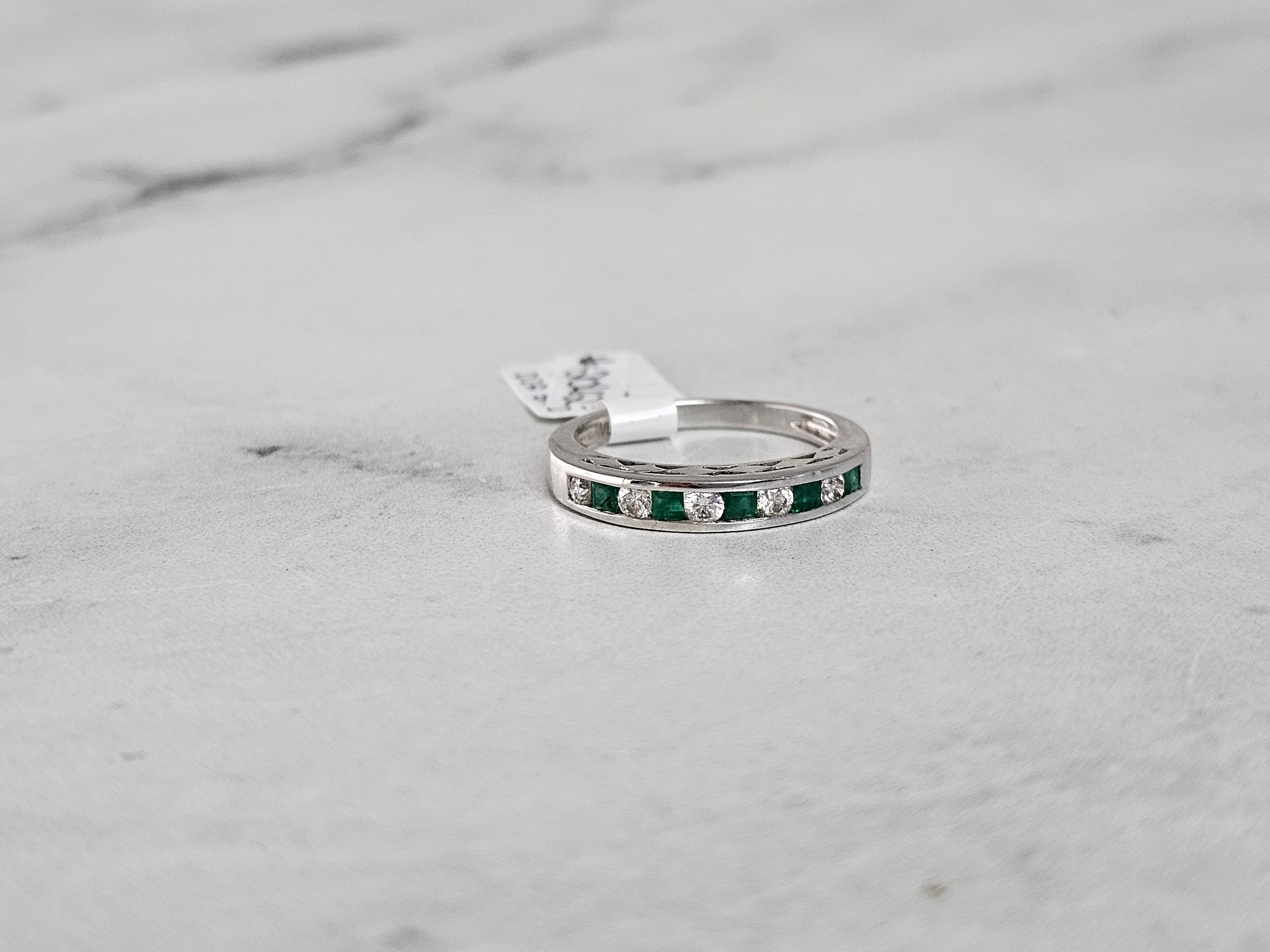 14k White Gold Emerald & Diamond Wedding Band for Women – Elegant Bridal Ring for Engagement, Anniversary, and Special Occasions