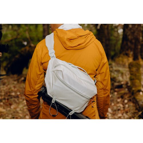 Peak Design Outdoor Sling 7L Cloud - Waterproof Camera Bag for Travel & Hiking - Compact Crossbody Sling Pack for DSLR, Mirrorless & Everyday Essentials (Perfect for Adventure Photography & Urban Commuting)