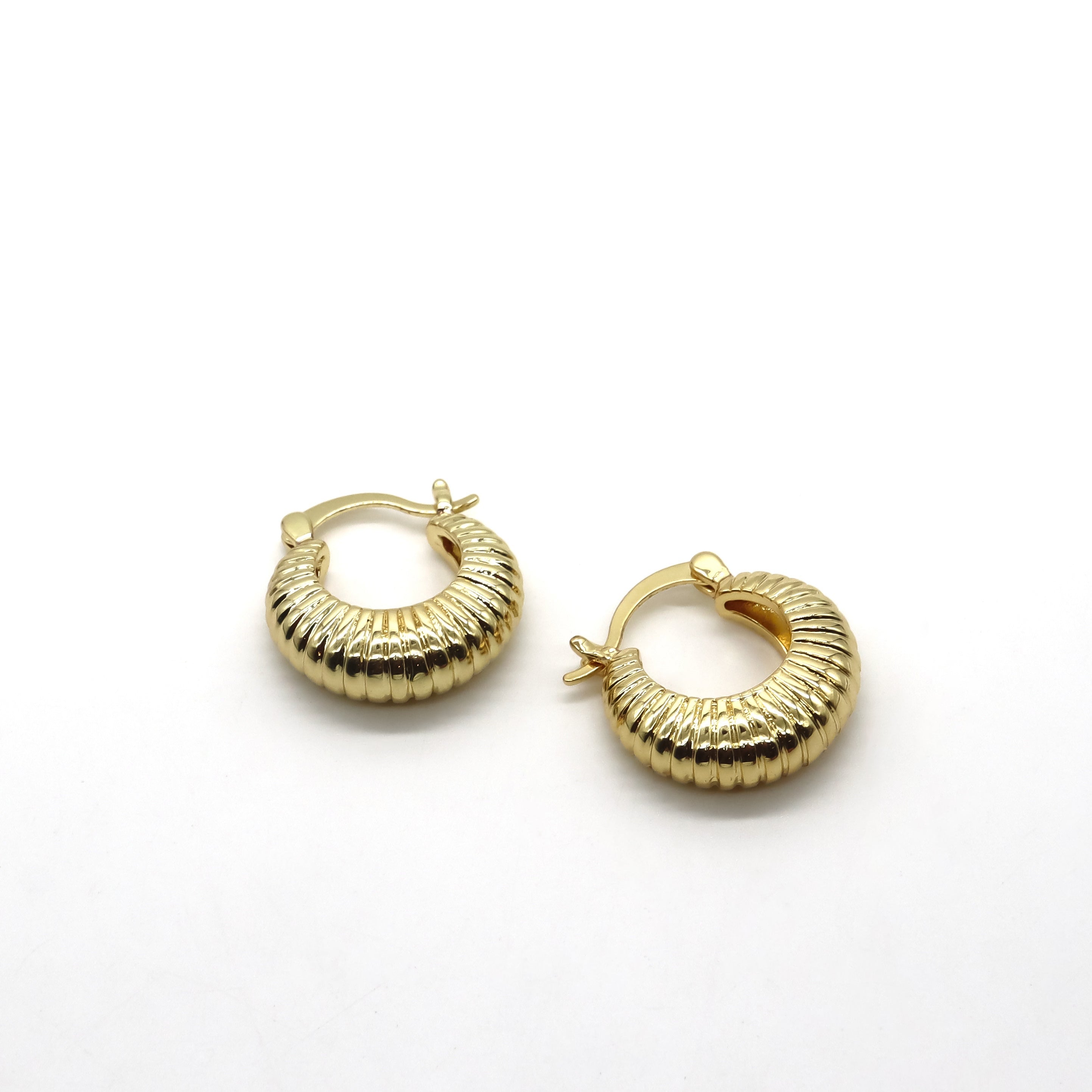 ROMALI 18K Gold Plated Ridged Hoop Earrings for Women - Trendy Chunky Hinged Huggie Earrings - Perfect for Everyday Wear, Parties & Gifts
