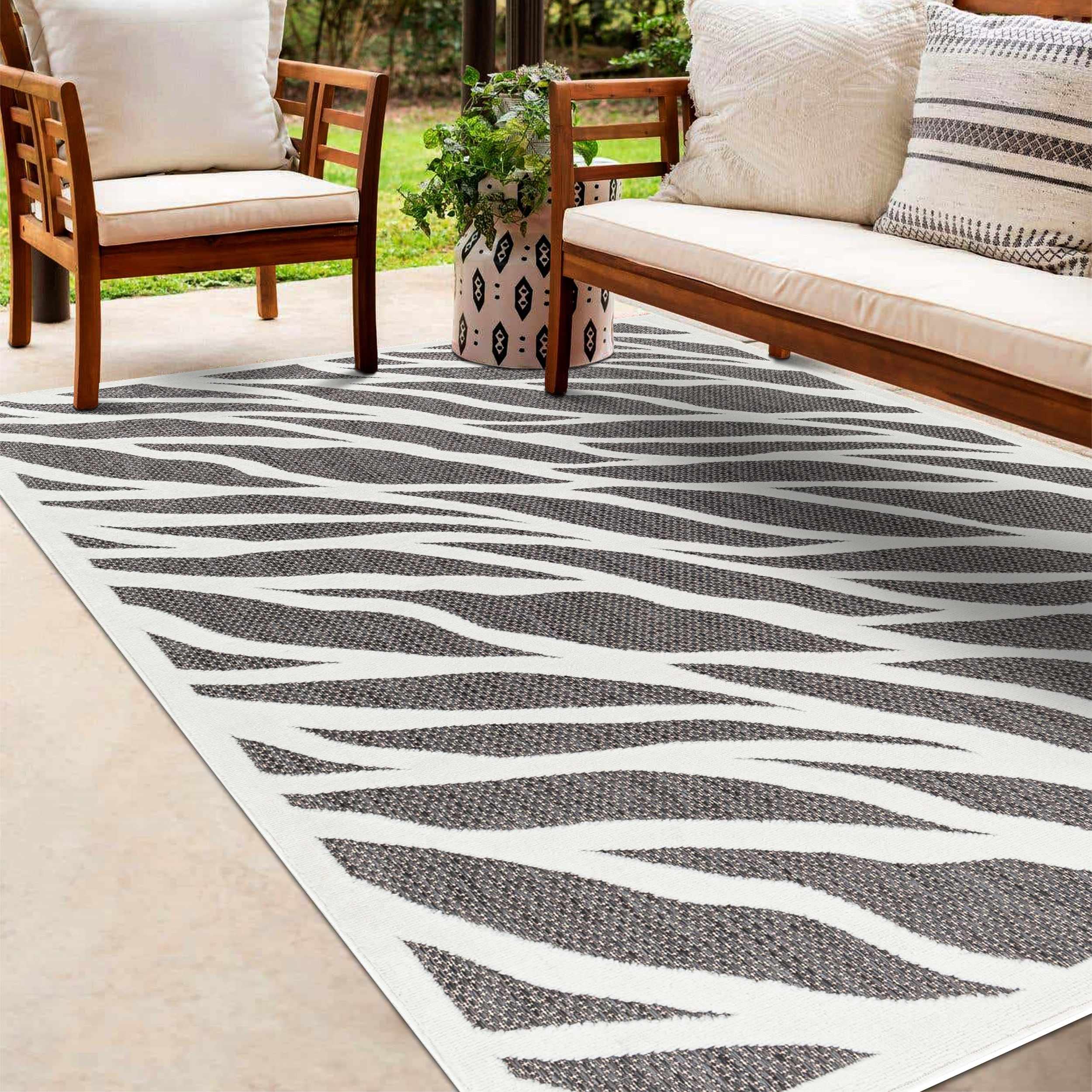 Hauteloom Astra Indoor Outdoor Area Rug - Gray - 7'10
