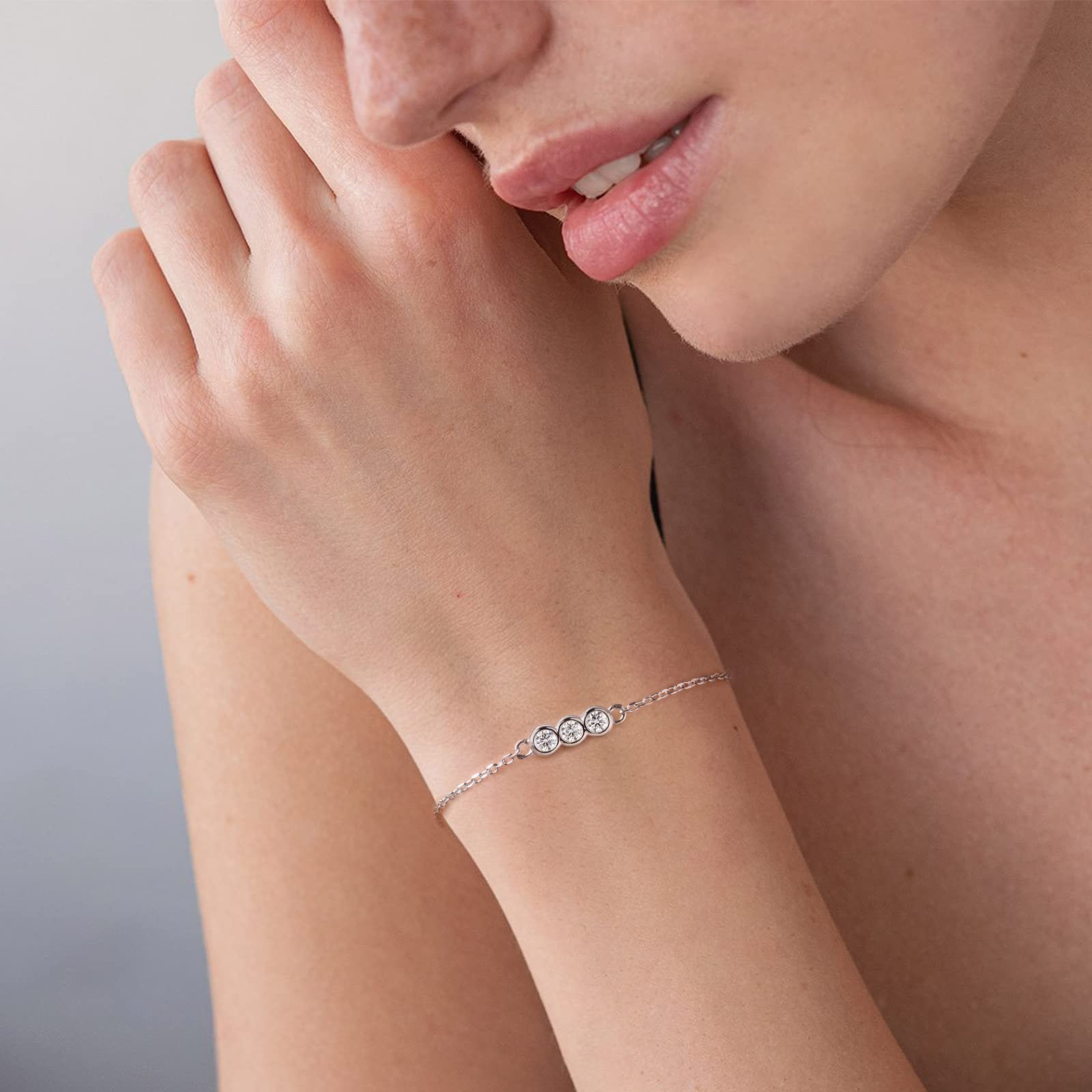 AINUOSHI 14K White Gold Plated Moissanite Bracelet for Women, 925 Sterling Silver Elegant Tennis Bracelet - Perfect Valentine's Day, Anniversary & Birthday Gift for Wife, Mom, Daughter | Wedding, Party, Date Night Jewelry
