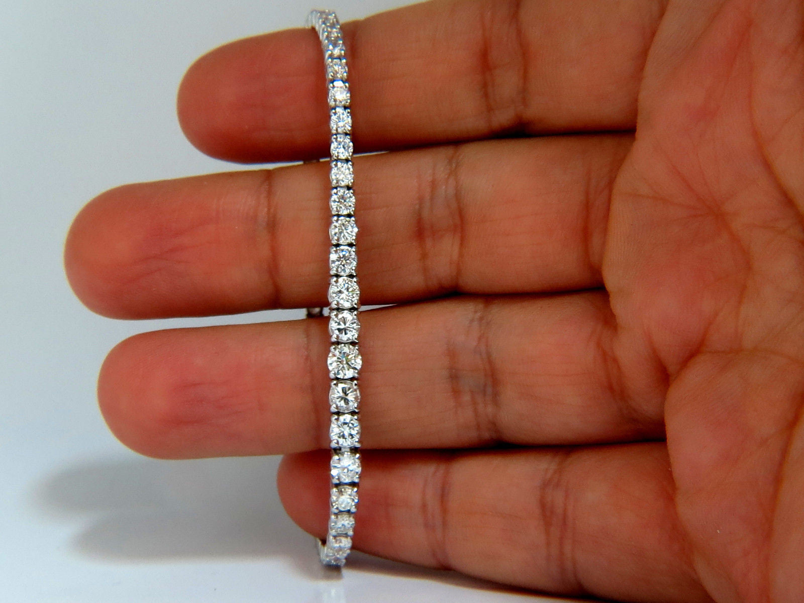 4.26 Carat Natural Diamond Graduated Tennis Bracelet in 18K White Gold (F-G Color, VS Clarity) - Perfect for Weddings, Anniversaries & Special Occasions