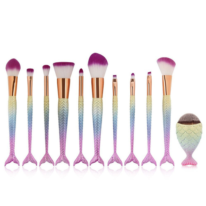 Professional Makeup Fishtail Brush for Eyeshadow & Eyeliner - Perfect for Smokey Eye & Winged Liner Looks - Beauty Essential for Makeup Artists & Beginners