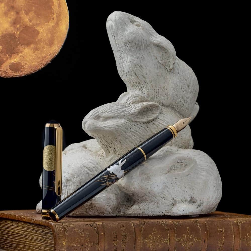 Premium Platinum Fountain Pen with Classic Maki-e Design - Luxury Writing Instrument for Calligraphy, Business Signatures & Gift Giving